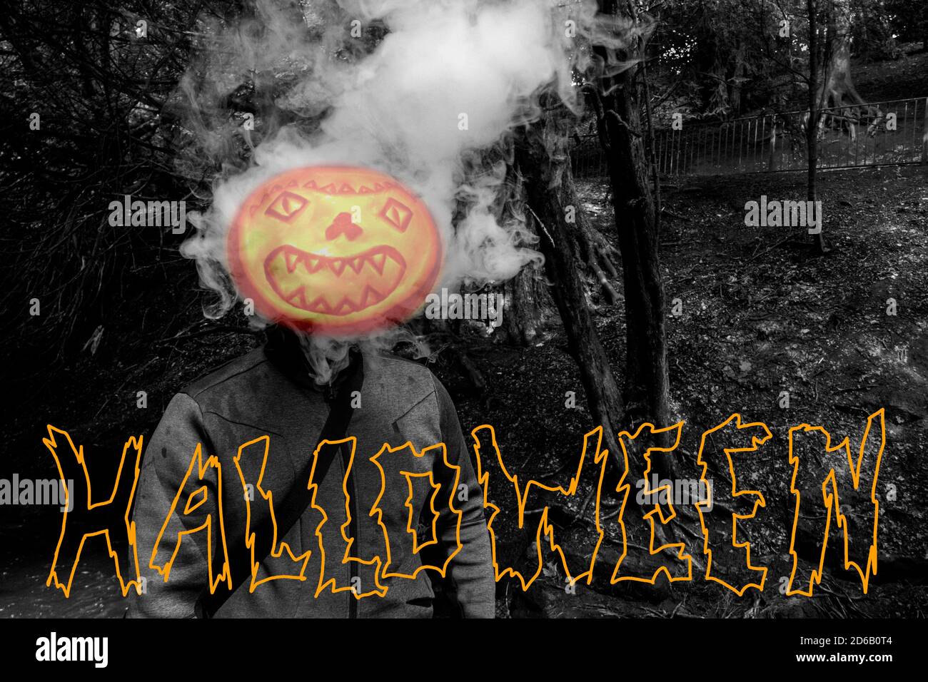 Mann mit rauchendem Kürbis Kopf und dem Text Halloween Stock Photo