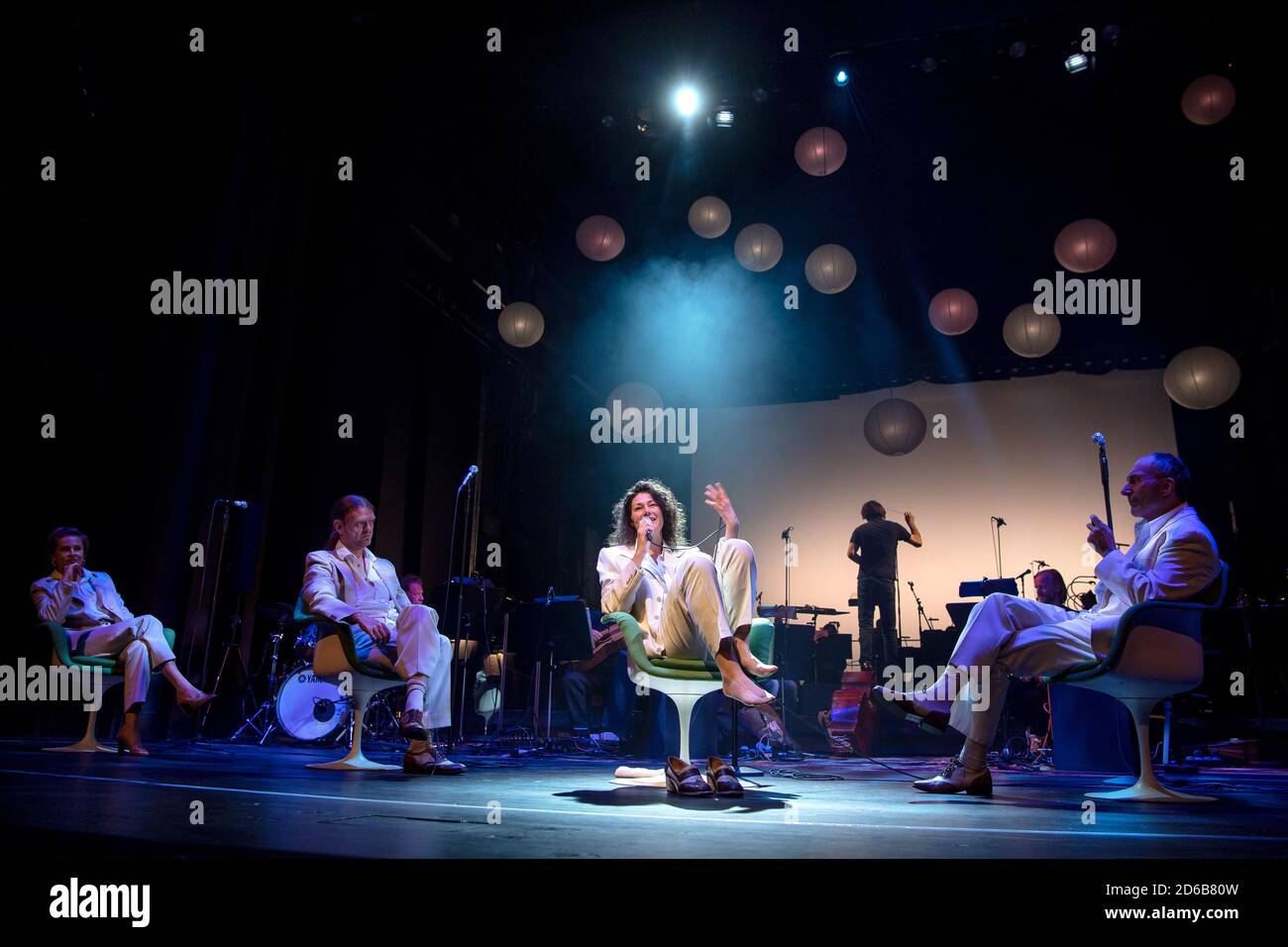 Bremen, Germany. 14th Oct, 2020. Annemaaike Bakker (M) sings at a rehearsal of the piece 'Imagine'. John Lennon is back on stage - the Theater Bremen sets a musical monument to the pop idol and peace activist shot by an assassin 40 years ago with the production 'Imagine'. On 17.10.2020 the premiere will take place at the Theater am Goetheplatz. Credit: Sina Schuldt/dpa/Alamy Live News Stock Photo