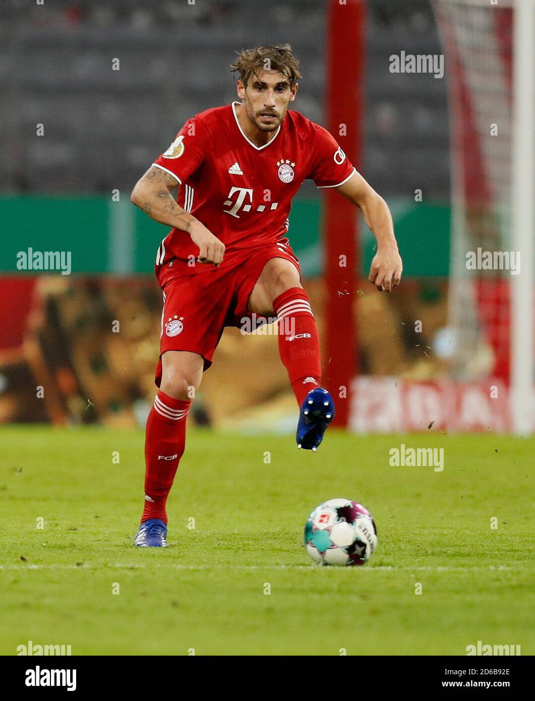 firo: 15.10.2020, football, DFB Pokal, season 2020/2021, 1st round, 1st FC  Dvºren - FC Bayern Mvºnchen 0: 3, Javi Martinez, FC Bayern Mvºnchen, FCB,  Mvºnchen, Muenchen, individual action, | usage worldwide Stock Photo - Alamy