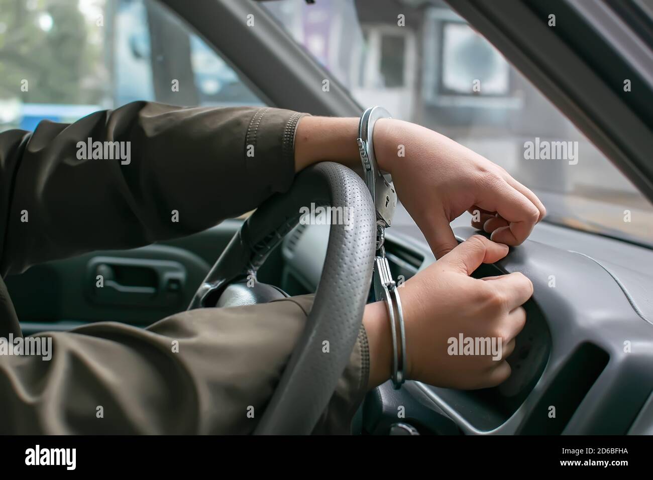 Duro lavoro l'uomo la lucidatura auto con bianco guanto in microfibra Foto  stock - Alamy