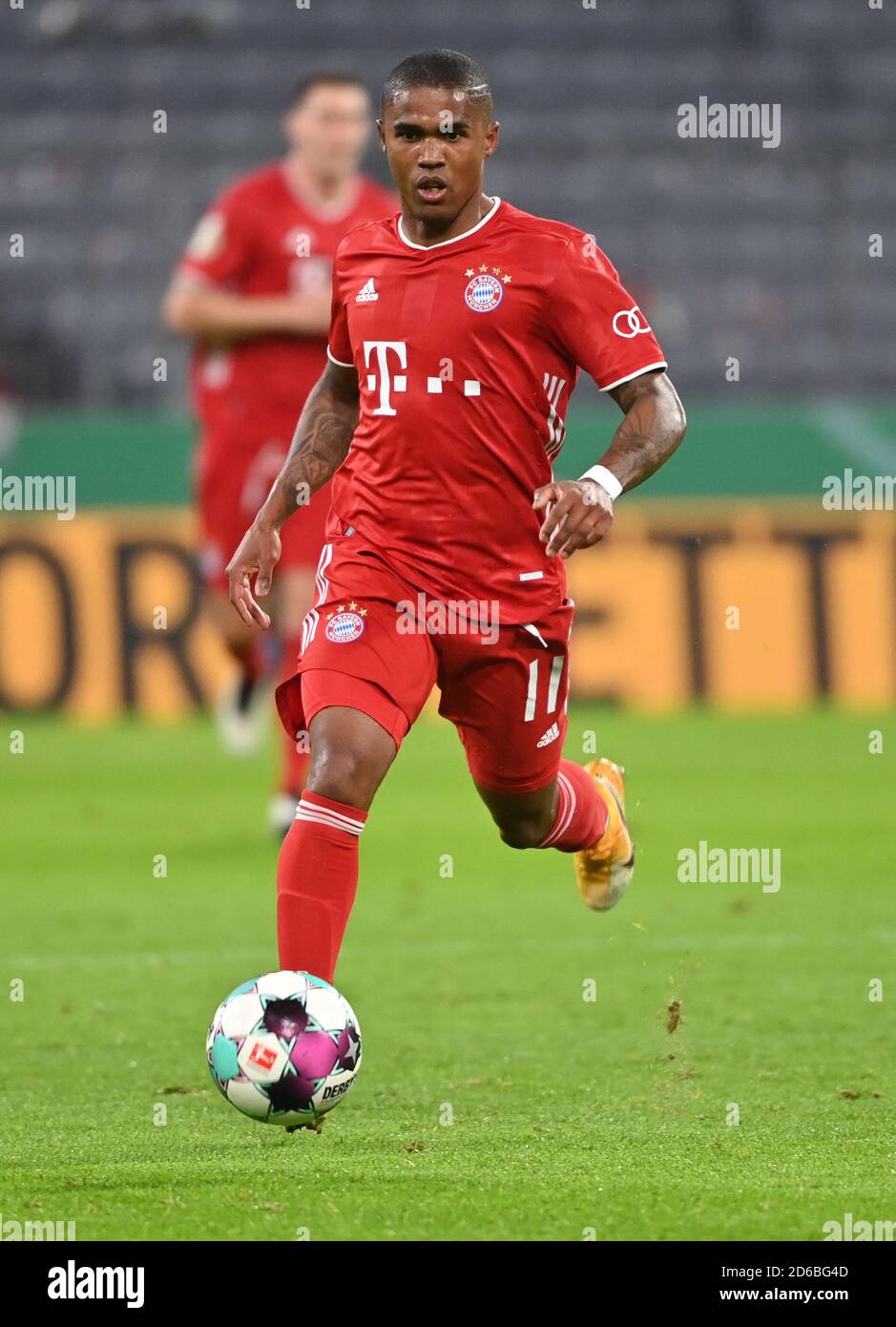 Munich, Germany. 15th Oct, 2020. Douglas Costa de Souza from FC Bayern  Munich. Credit: Peter Kneffel/dpa - IMPORTANT NOTE: In accordance with the  regulations of the DFL Deutsche Fußball Liga and the