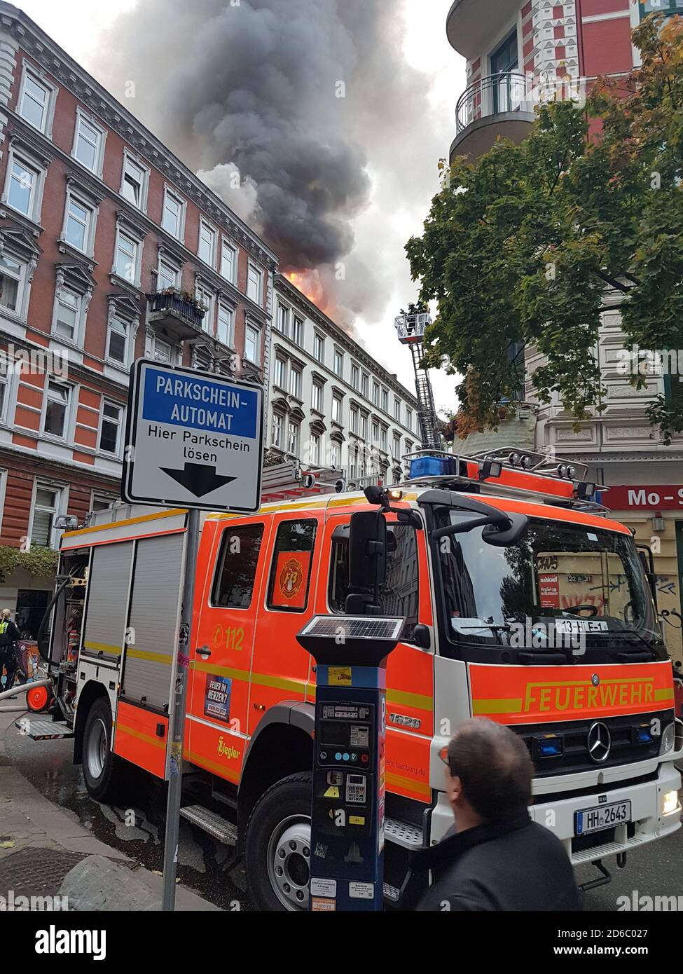 Hamburg, Germany. 16th Oct, 2020. Smoke and flames can be seen in a roof truss fire in Glashüttenstraße in the Karolinenviertel. Credit: Raul Campos/dpa/Alamy Live News Stock Photo