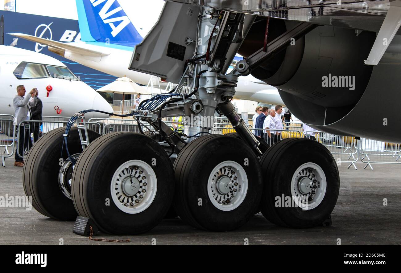 Main landing gear hires stock photography and images Alamy