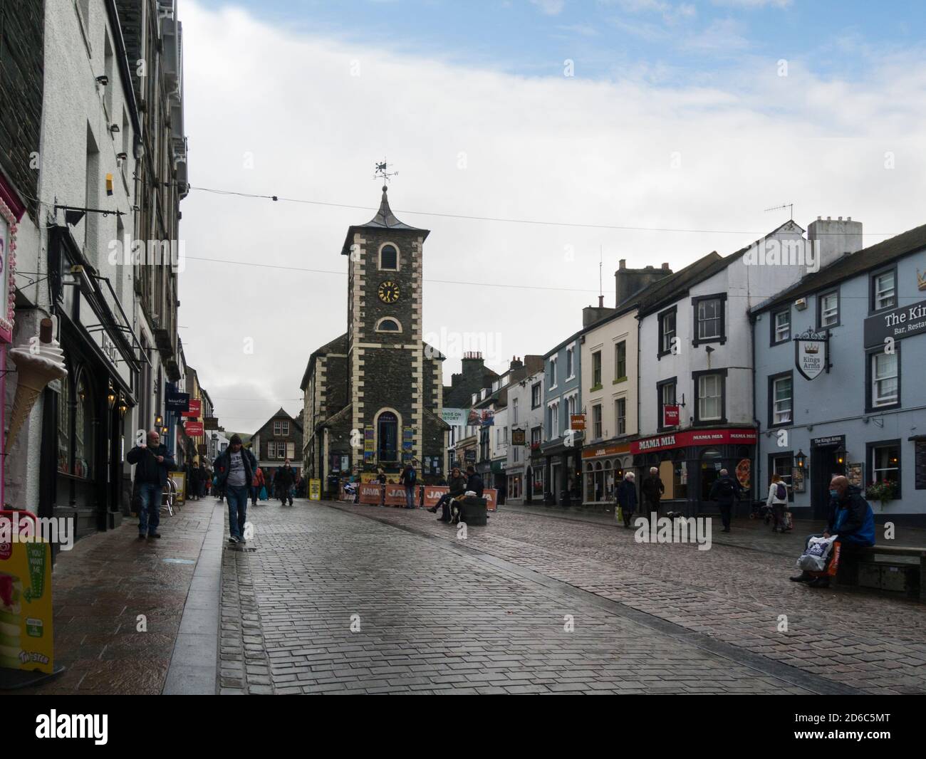 Looking up very busy Market Place Keswick Cumbria England UK northwest England’s Lake District National Park with Moot Hall in centre Stock Photo