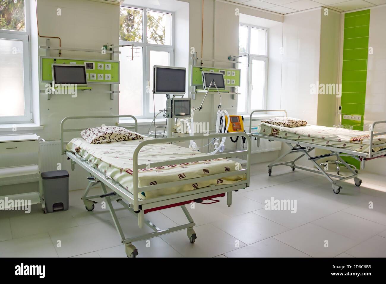 New hospital ward with beds and medical technical equipment in hospital. Stock Photo