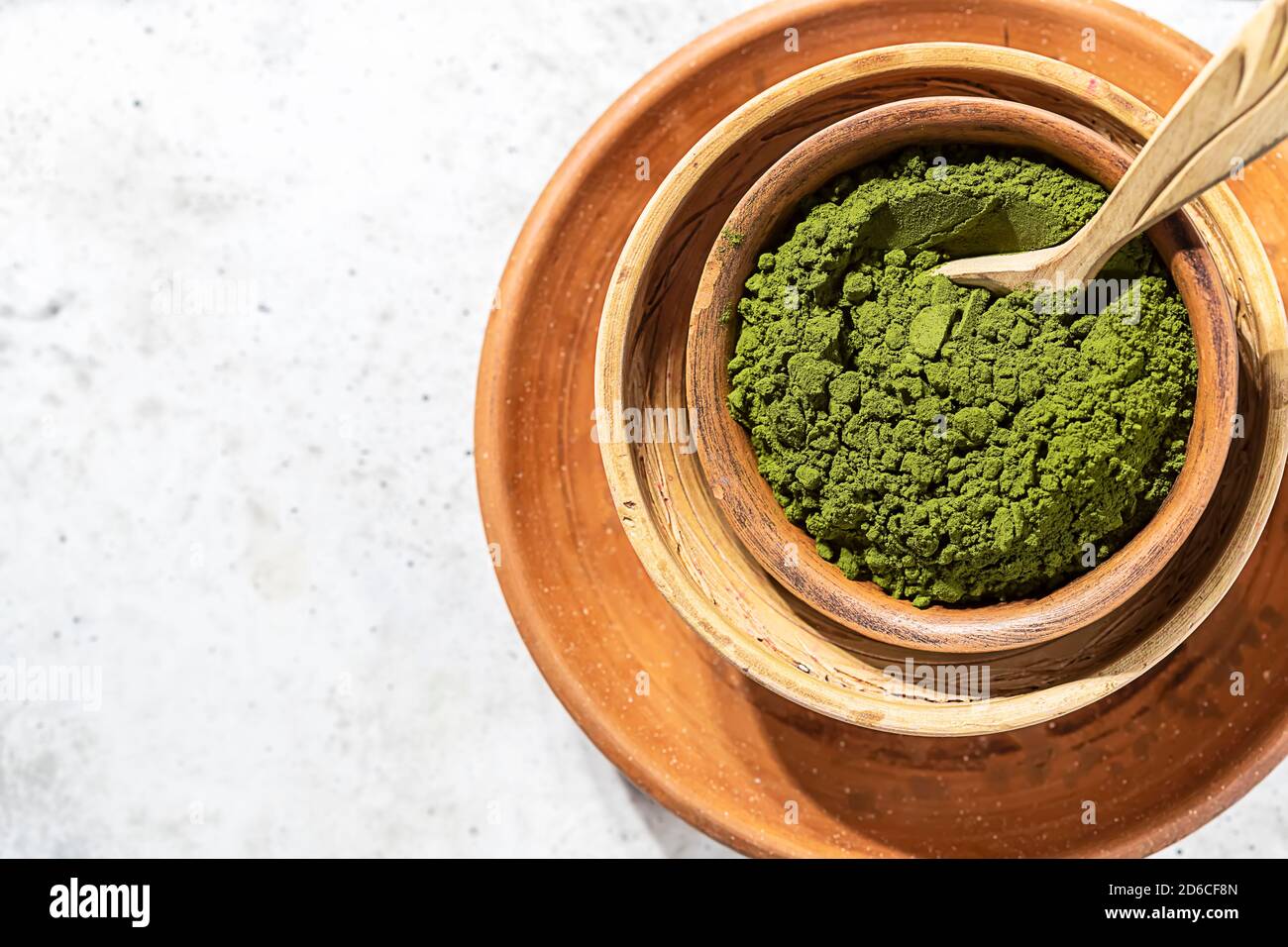 Green powder chlorella, spirulina on gray concrete background. Concept dieting, detox, healthy superfood, which contains protein. Stock Photo