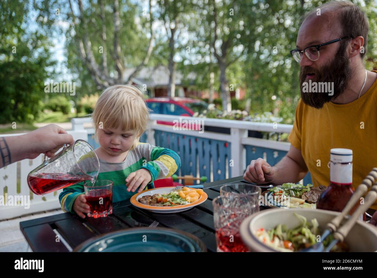 Family having meal outside hi-res stock photography and images - Alamy