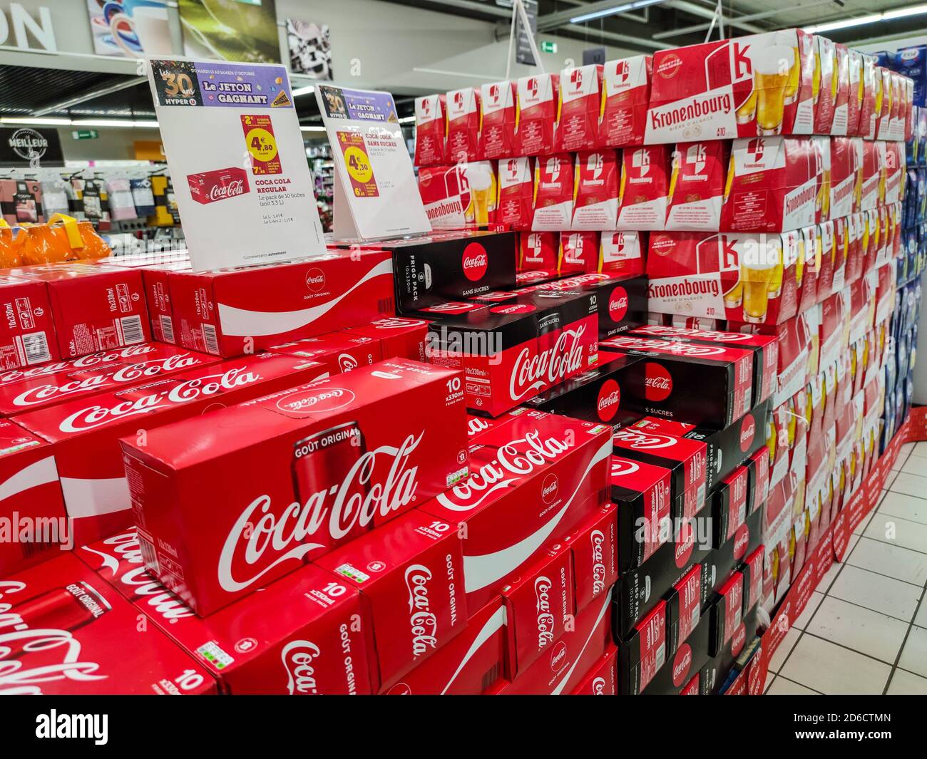 Soda cans display hi-res stock photography and images - Alamy