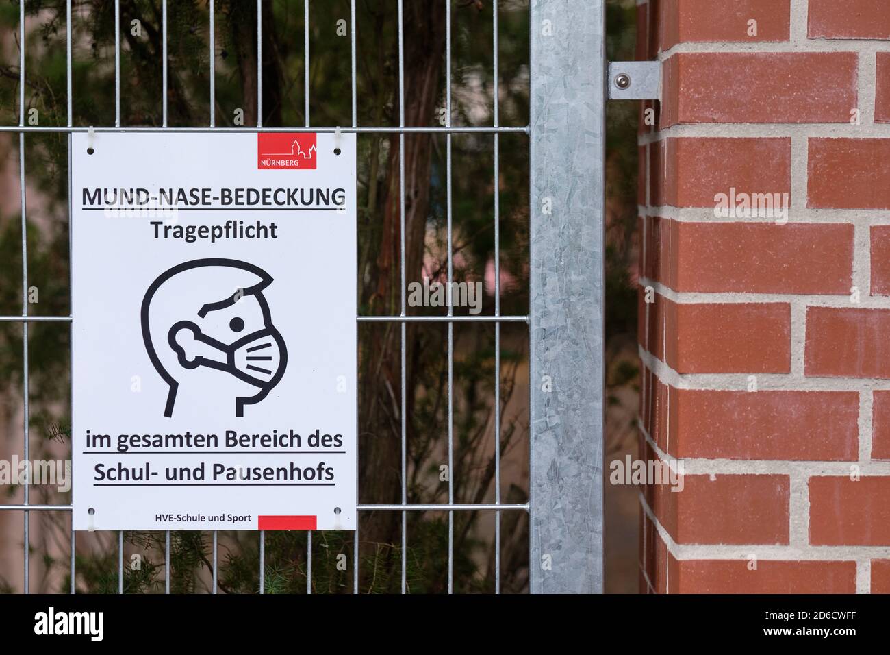 Nuremberg, Germany - October 15, 2020: Sign at fence of school informing about Mund - Nase Bedeckung Tragepflicht im gesamten Bereich des Schul- und P Stock Photo