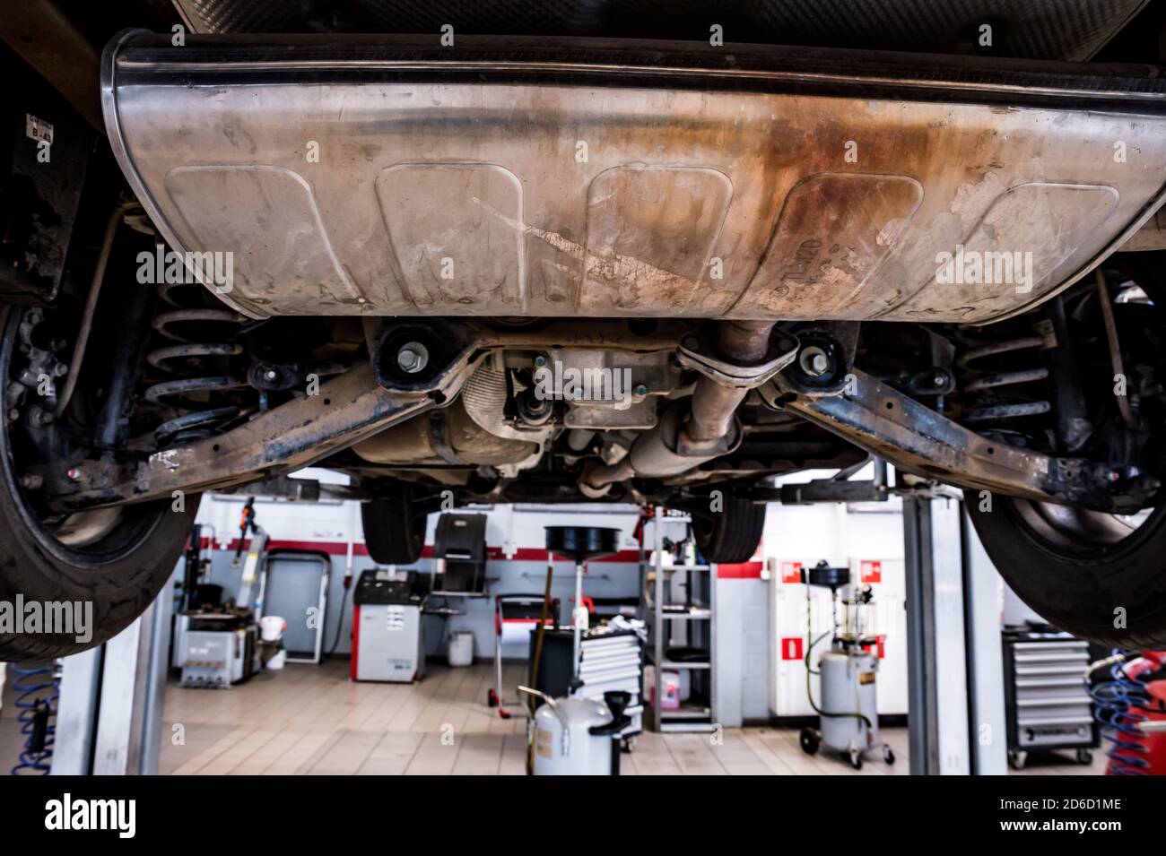 Car on a lift hi-res stock photography and images - Alamy