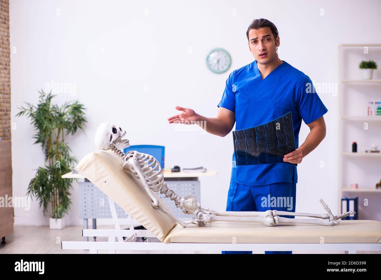 Male radiologist doctor and skeleton patient Stock Photo - Alamy