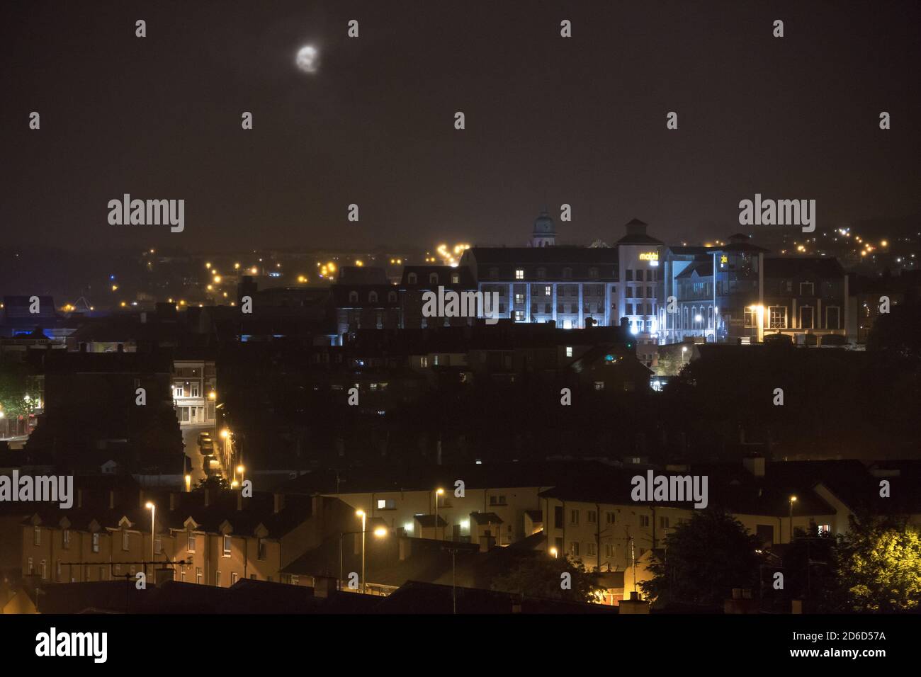 17.07.2019, Derry, Northern Ireland, United Kingdom - Night over the catholic district Bogside. Derry is a bastion of the unionists in Northern Irelan Stock Photo