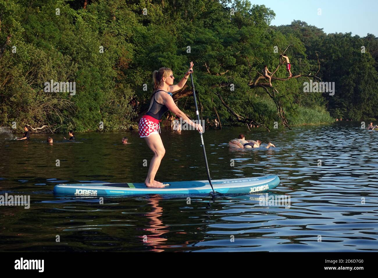 08.08.2020, Berlin, , Germany - Woman doing stand-up paddling on the  Schlachtensee. 00S200808D674CAROEX.JPG [MODEL RELEASE: NO, PROPERTY  RELEASE: NO Stock Photo - Alamy