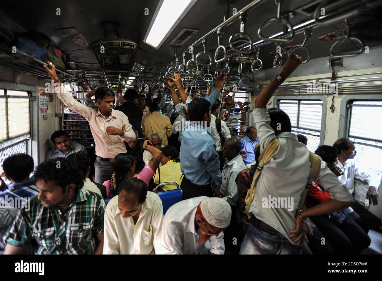 08.12.2011, Mumbai, Maharashtra, India - Commuters during rush hour on a completely overcrowded commuter train that connects the center of the Indian Stock Photo