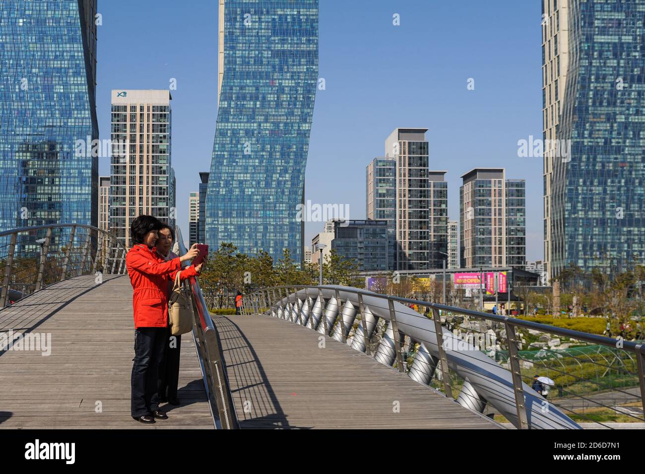 01.05.2013, Seoul, Incheon, South Korea - People on a bridge in front of the New Songdo City in Central Park and the international business district w Stock Photo