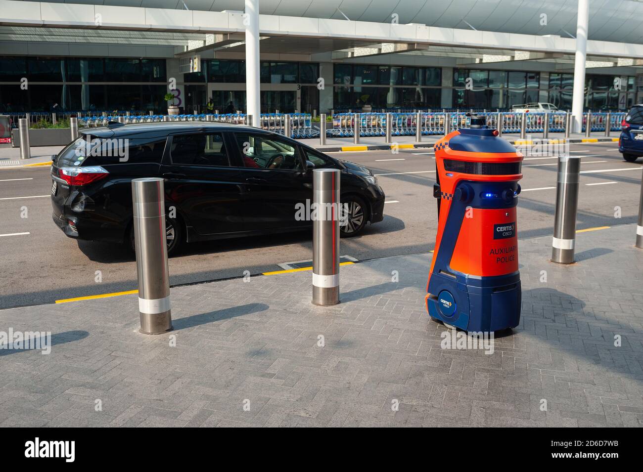28.08.2020, Singapore, , Singapore - An autonomous robot of the Auxiliary Police patrols in front of the new Jewel Terminal at Changi Airport. The hig Stock Photo