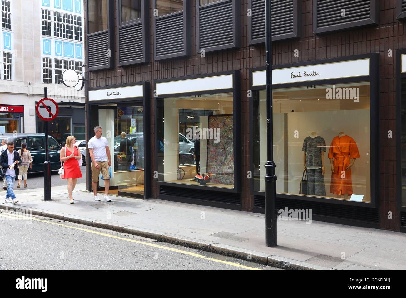 LONDON, UK - JULY 9, 2016: People walk by Paul Smith fashion shop at Old  Bond Street in London. Bond Street is a major shopping street in the West  End Stock Photo - Alamy