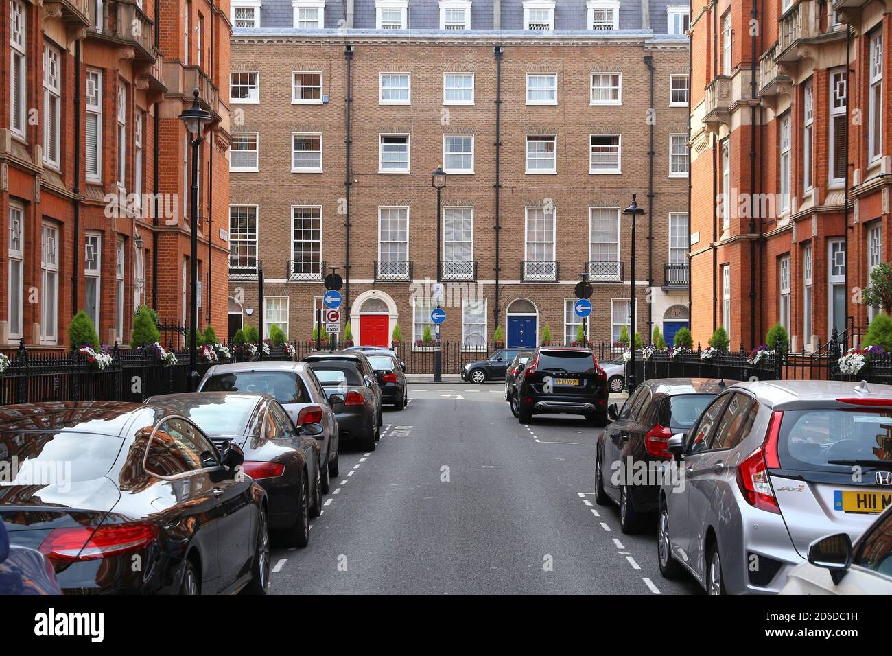 Car parking along the roadside hi-res stock photography and images - Alamy