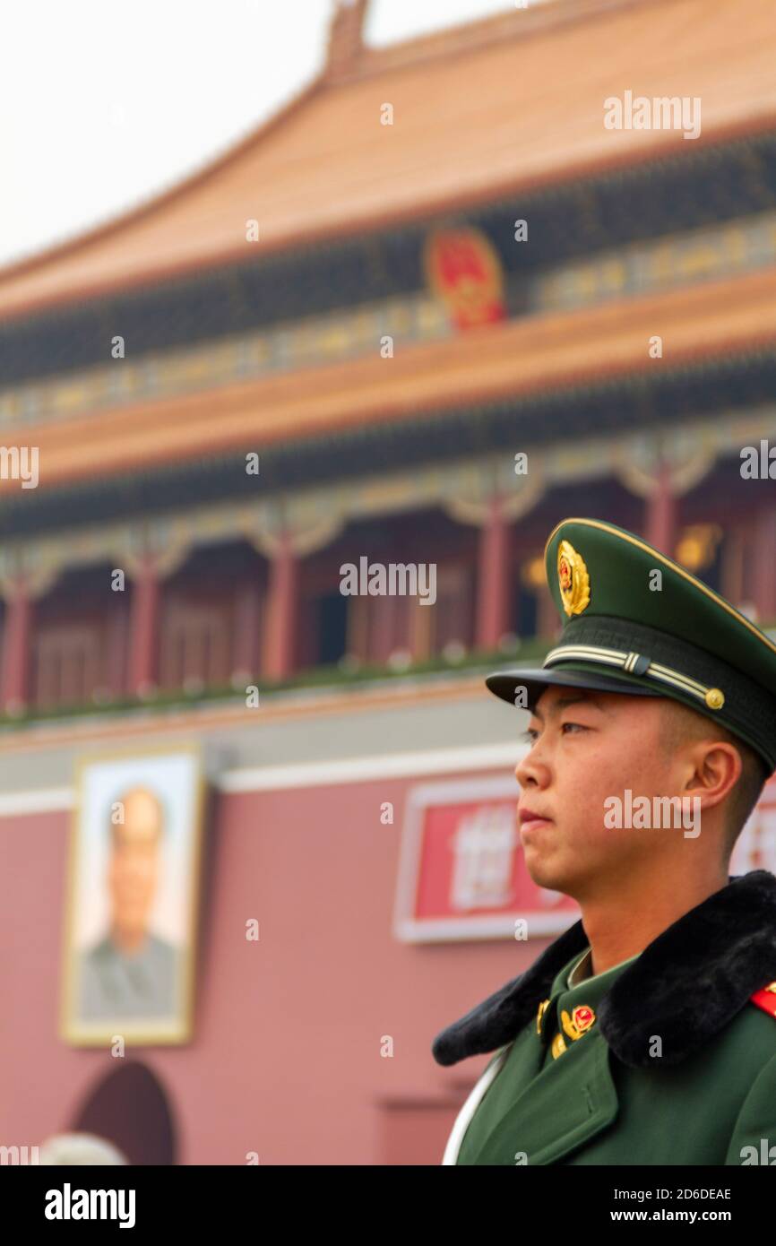 Beijing, China - November 21 2019: Joven soldado chino custodia la Puerta de la Paz Celestial. A los lados del retrato de Mao se lee 'Viva la Repúblic Stock Photo