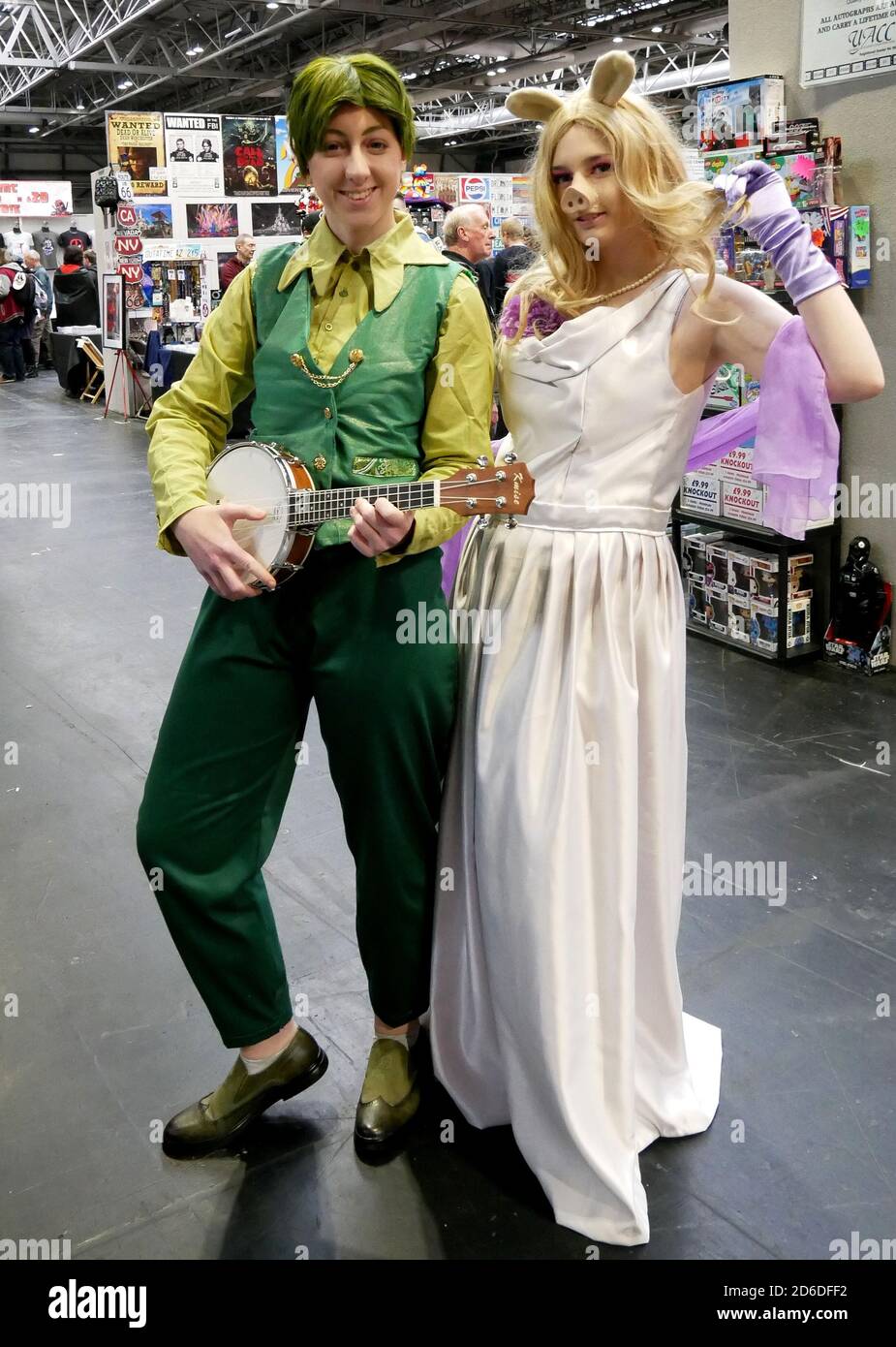 Miss Piggy And Kermit Costume Cosplayers Dressed As Kermit The Frog Left And Miss Piggy During The Mcm Comic Con Held At The Nec Birmingham 2D6DFF2