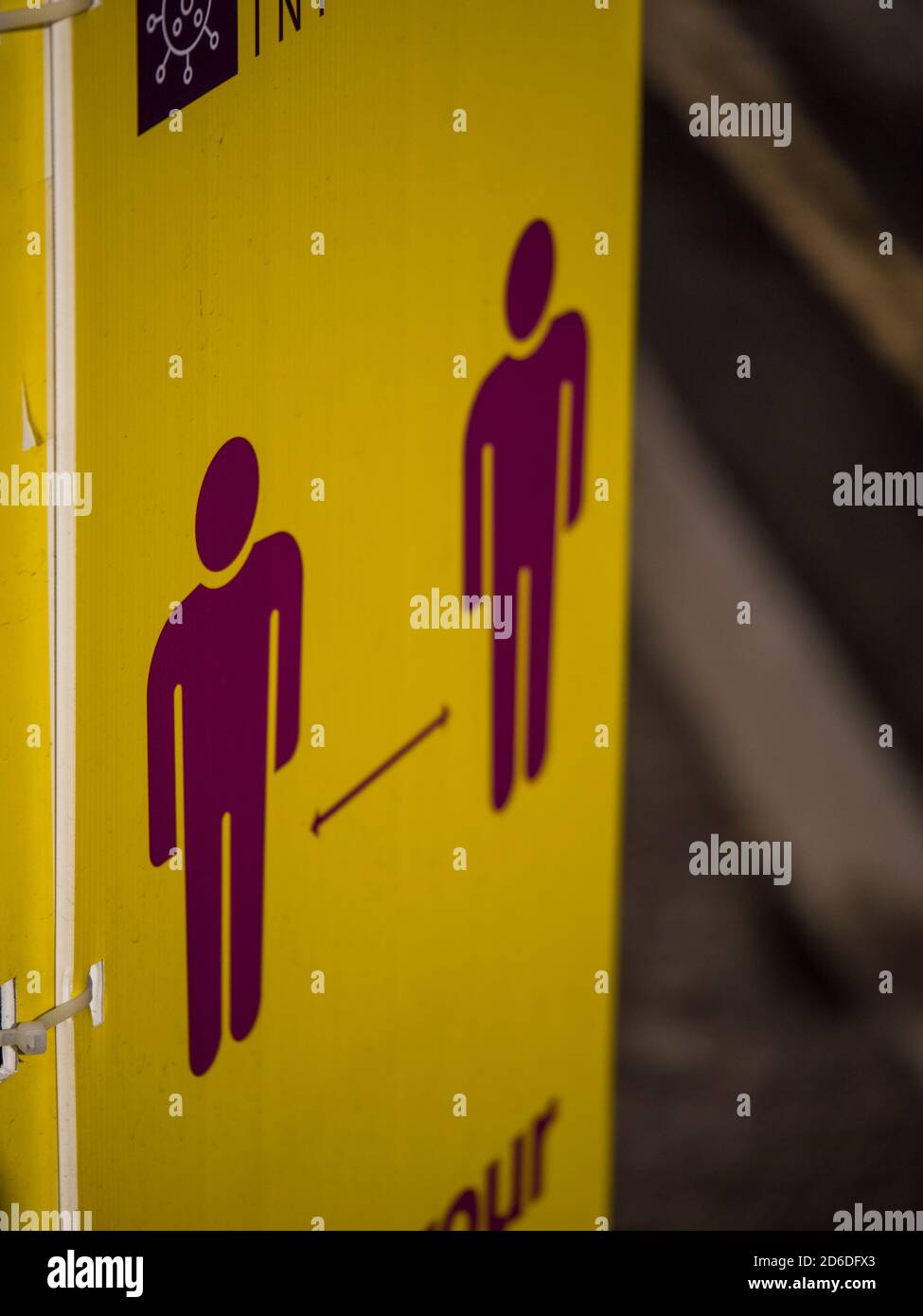 People reading social distancing sign hi-res stock photography and ...