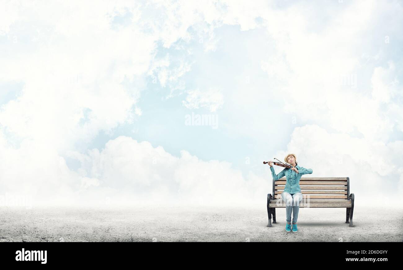 Pretty girl playing violin Stock Photo - Alamy