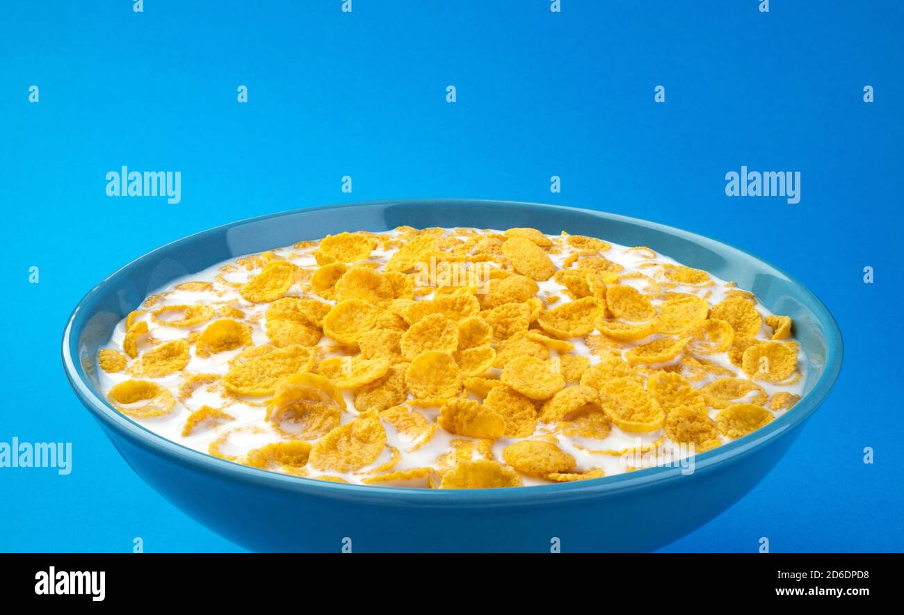 Corn flakes with milk, bowl of cereal breakfast Stock Photo Alamy