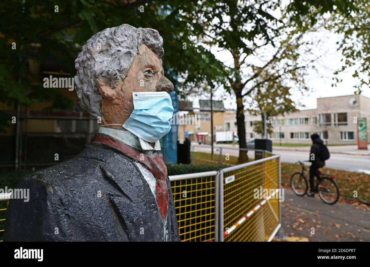 Linkoping Sweden 20201016 The Tage Danielsson Statue In Linkoping Has Received Face Mask During These Corona Times The Statue Of Danielsson Which Was Inaugurated In 1987 Is Made By Karl Gote Bejemark