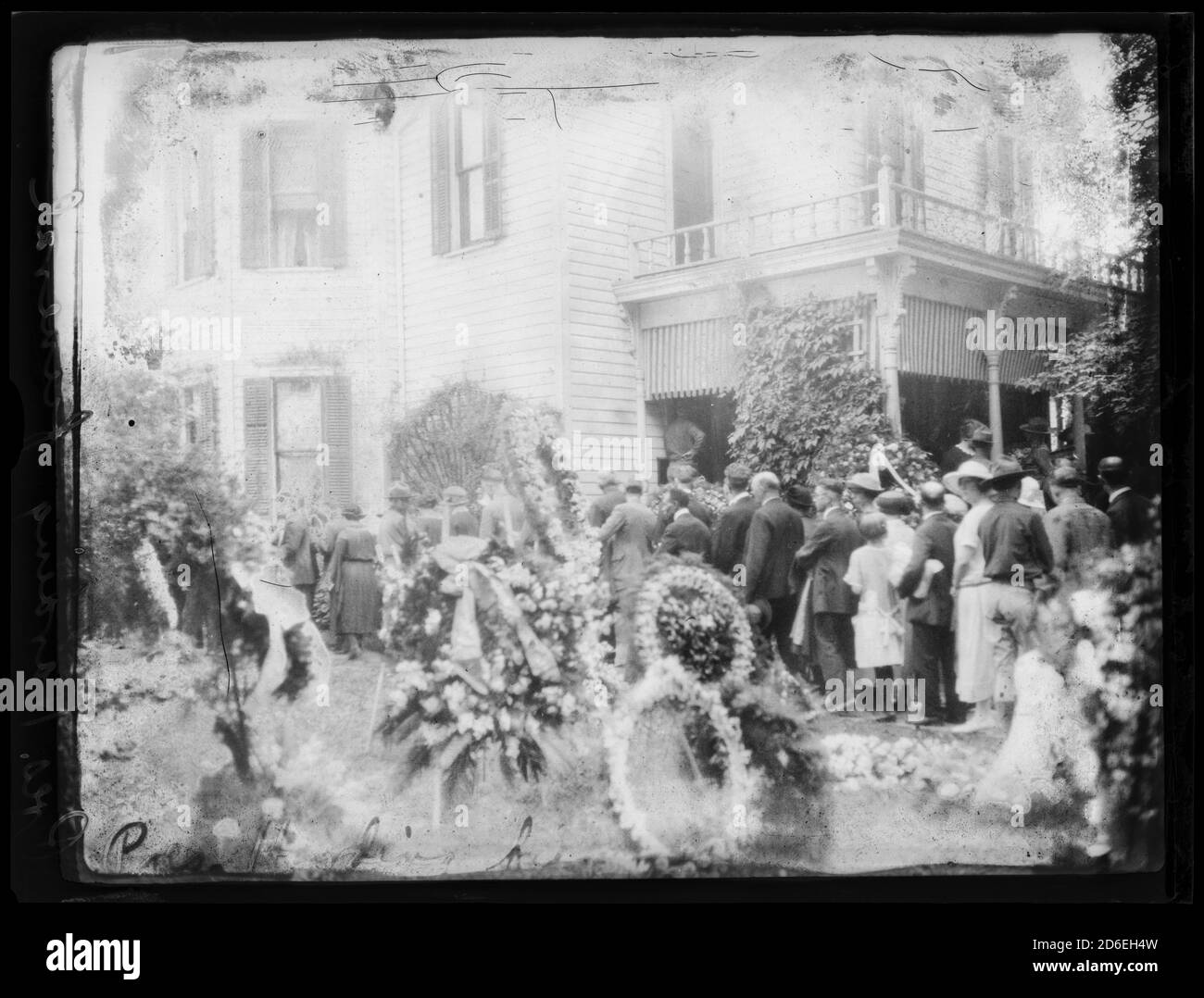 Funeral procession for President Warren G. Harding at unidentified residence, August 1923. Stock Photo