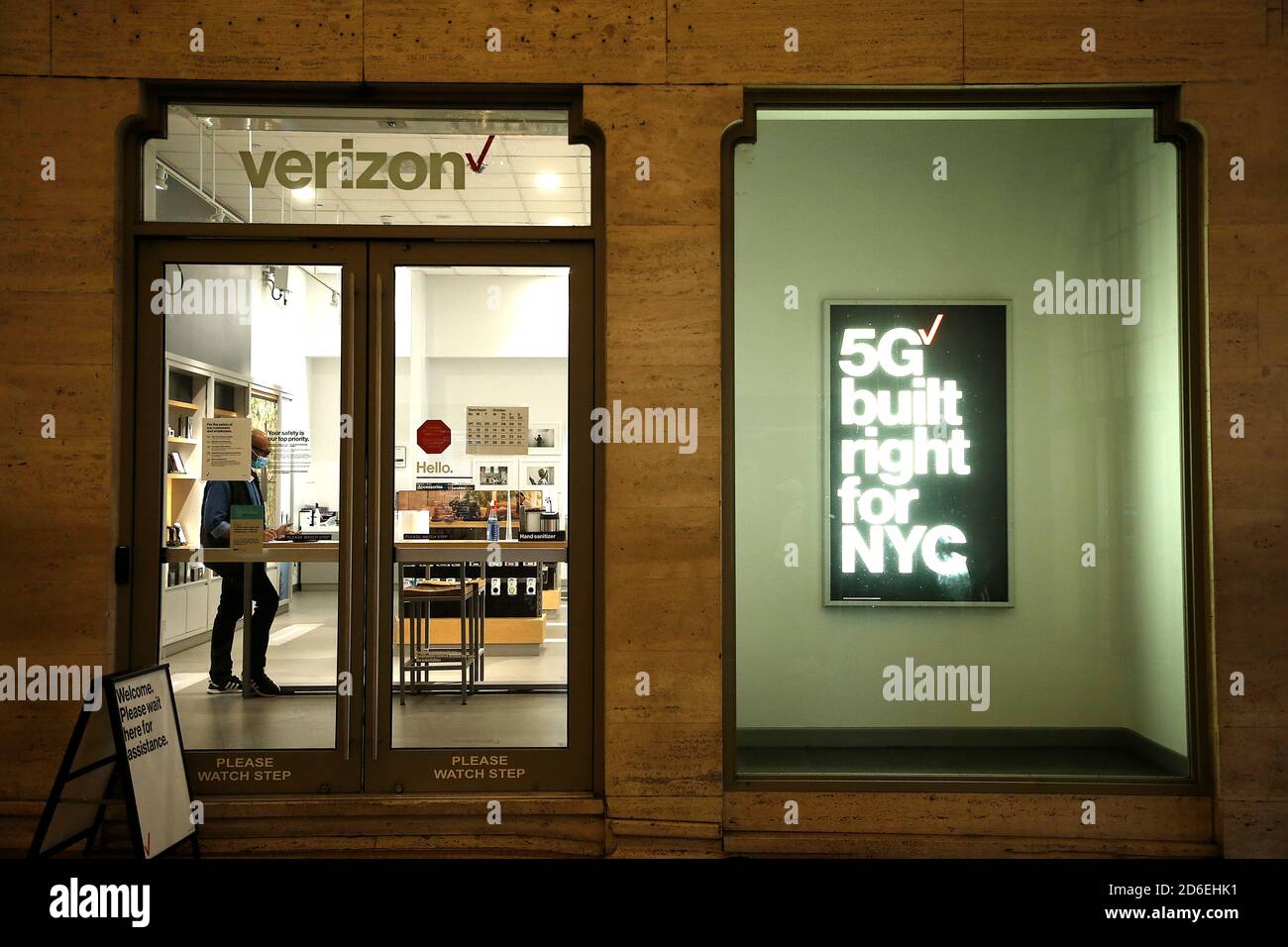 Verizon store front displays the 5G network near Grand Central Terminal