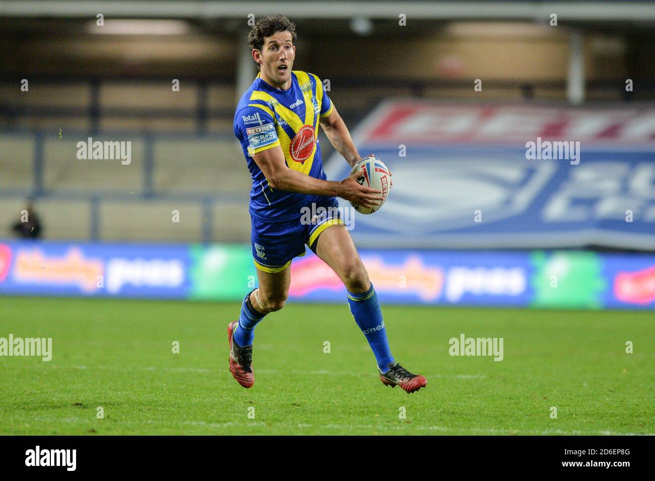 Stefan Ratchford of Warrington Wolves launches attack Stock Photo Alamy