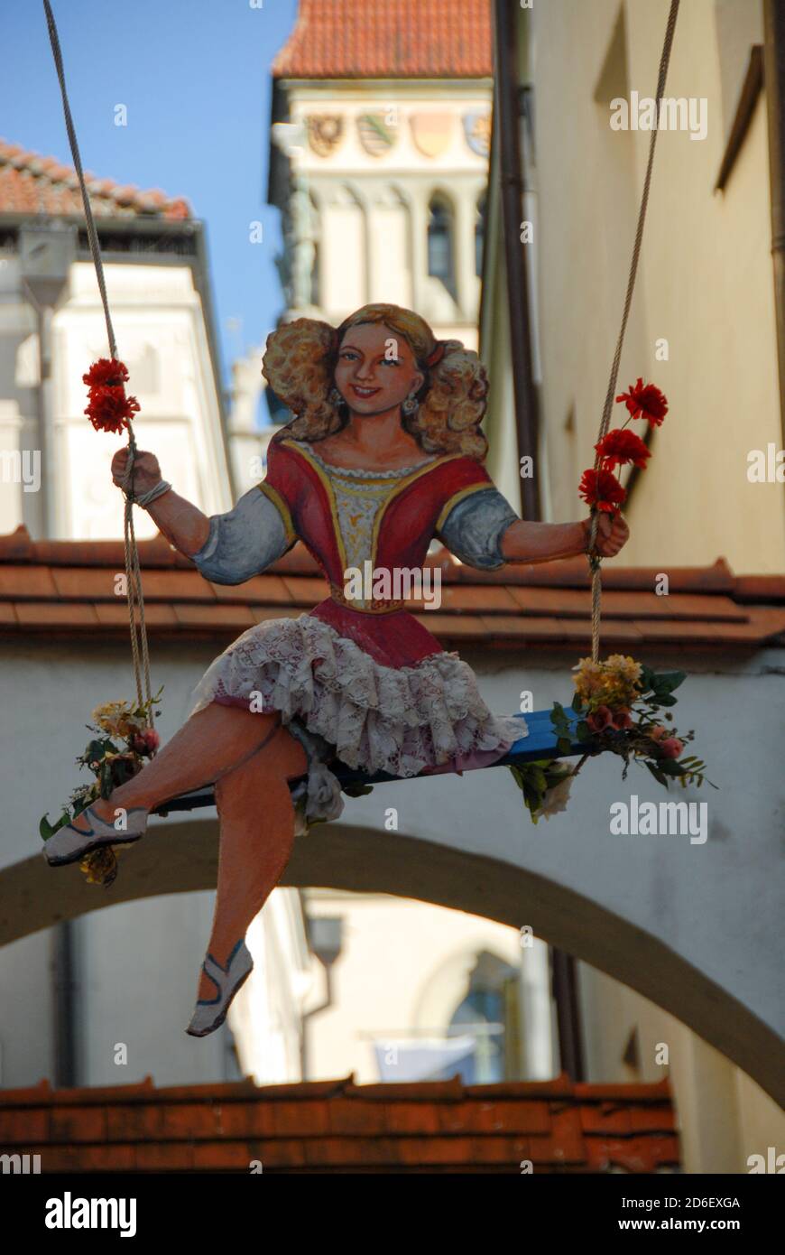 Ein lachendes Mädchen ziert das Werbeschild eines Ladens in der Passauer Altstadt. A sign of a shop in Passau old town with a smiling girl Stock Photo