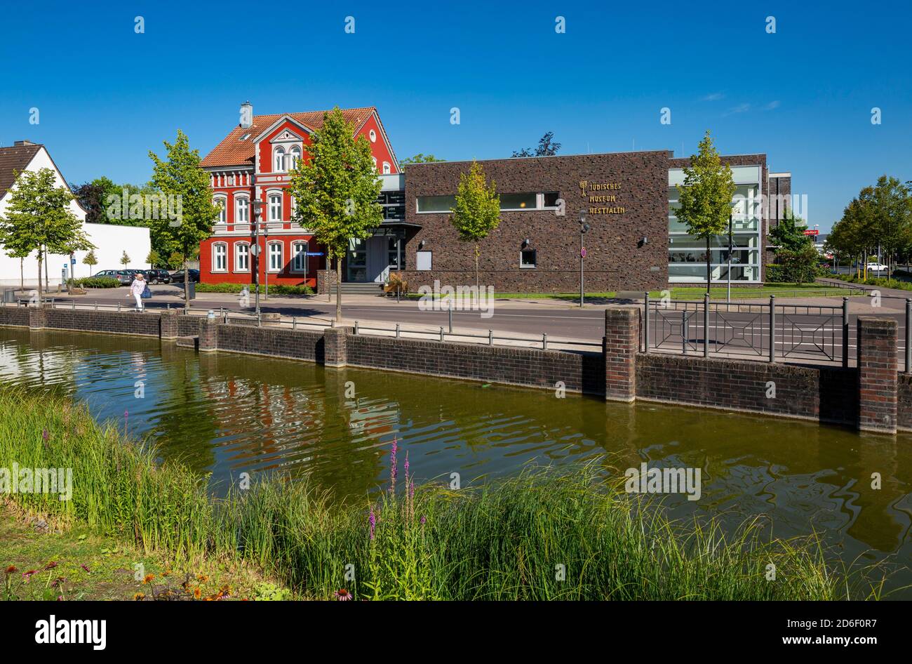 Deutschland, Dorsten, Lippe, Ruhr area, Hohe Mark Westmuensterland Nature Park, Muensterland, Westphalia, North Rhine-Westphalia, Juedisches Museum Westfalen, Suedwall und Ostwall, Wallanlage und Grabenanlage am Suedgraben and Ostgraben, Wassergraben *** Local Caption *** Stock Photo