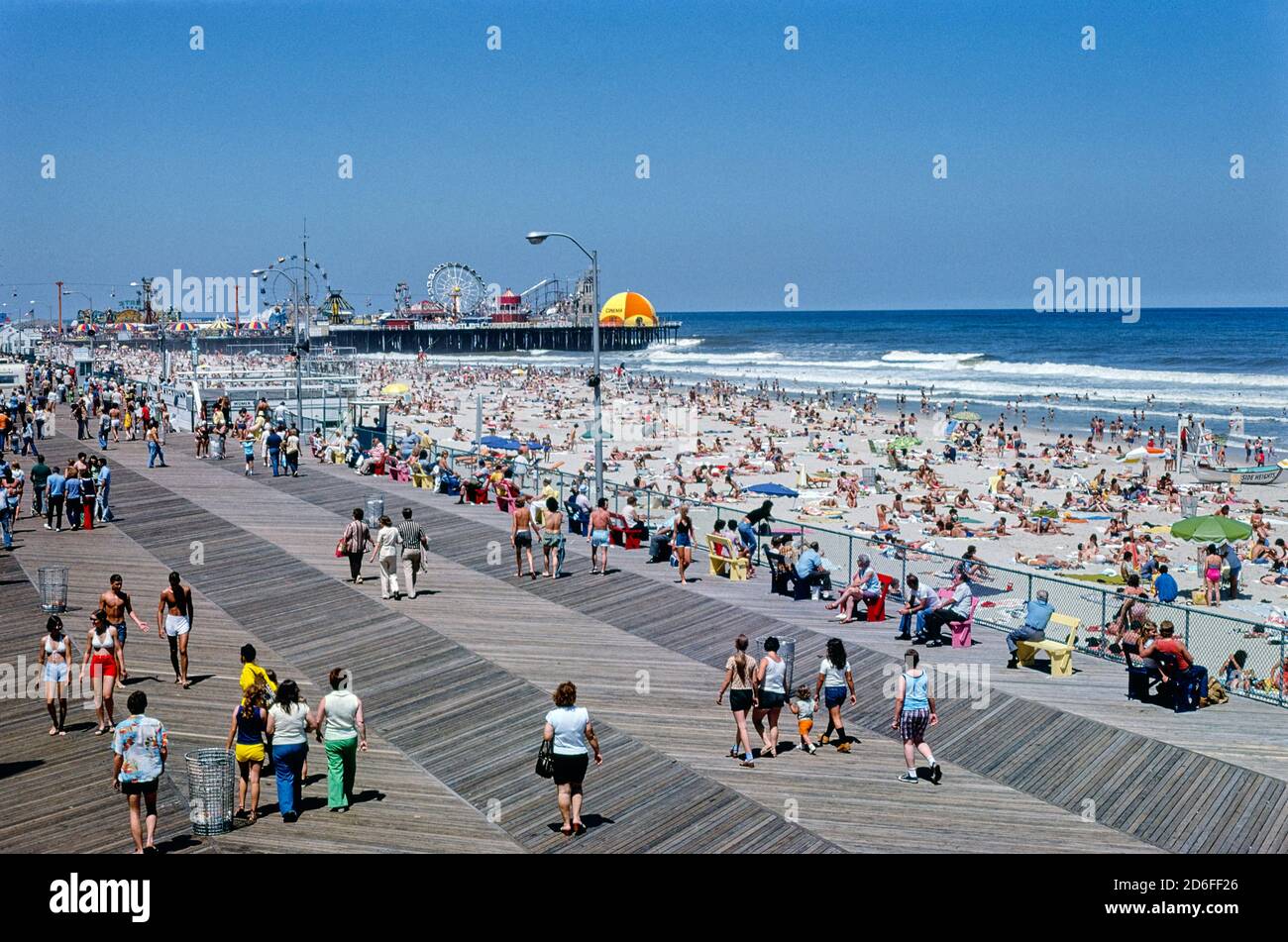 New pier sand seaside hi-res stock photography and images - Alamy