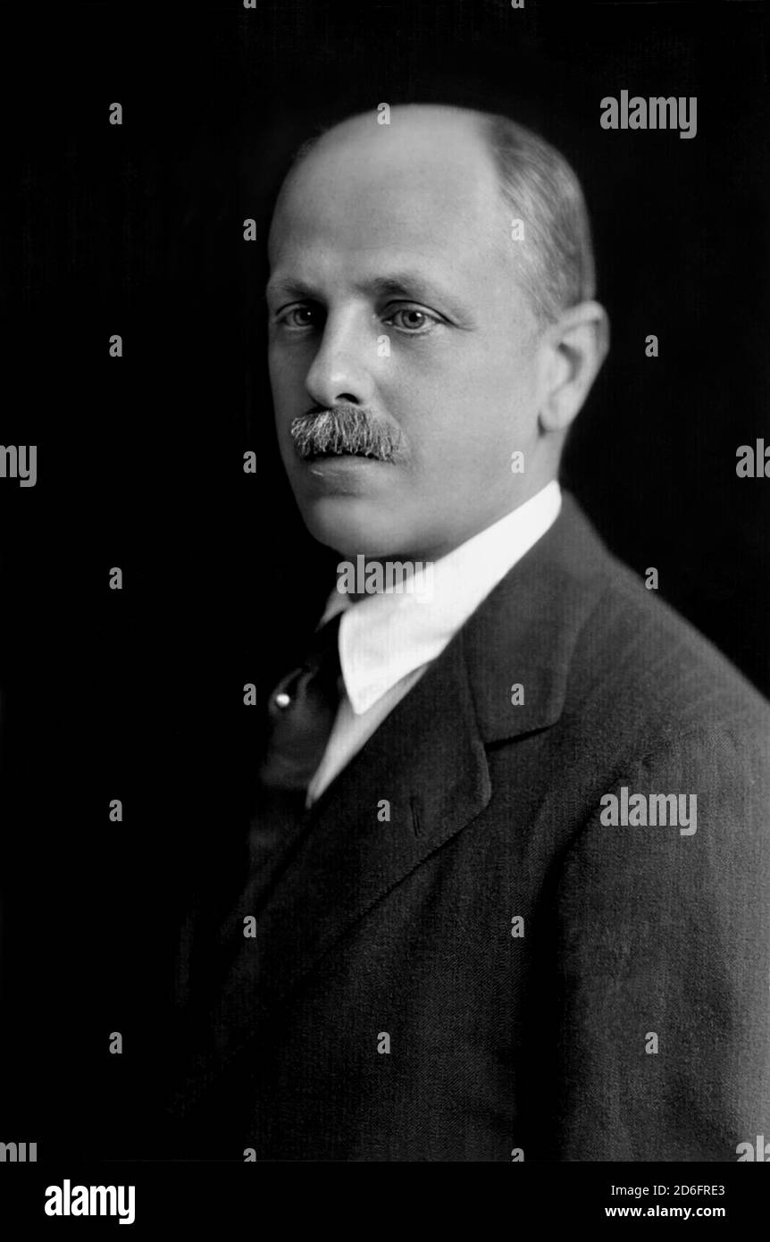1926 c., ITALY : The italian journalist and traveler LUIGI VILLARI ( 1876 - 1959 ) . Was also newspaper corrispondent and diplomat for the Italian Foreign Office  for italians emigrants and served as Italy's Vice-Consul in USA : in New Orleans ( 1906 ), Philadelphia ( 1907 ) and Boston ( 1907 - 1910 ). Became a fervent Fascist after 1922 . Wrote more books and travelogues , expecially on his travels in late Russian Empire before Revolution . Unknown photographer .- ritratto - portrait - HISTORY - FOTO STORICHE - VIAGGIATORE - Ministero degli esteri - DIPLOMAZIA - DIPLOMATICO - GIORNALISTA - JO Stock Photo