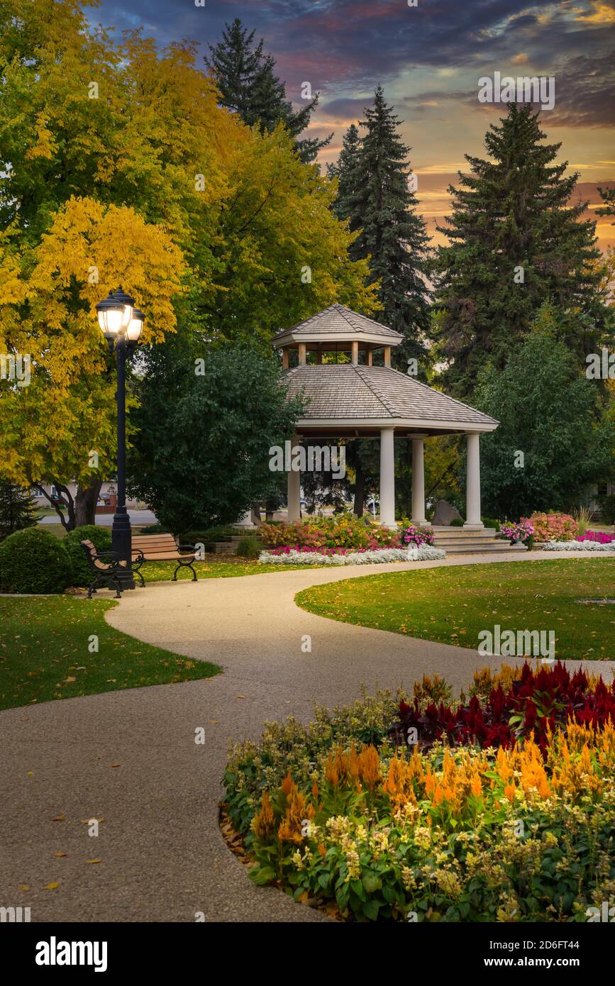 Park gazebo hi-res stock photography and images - Alamy
