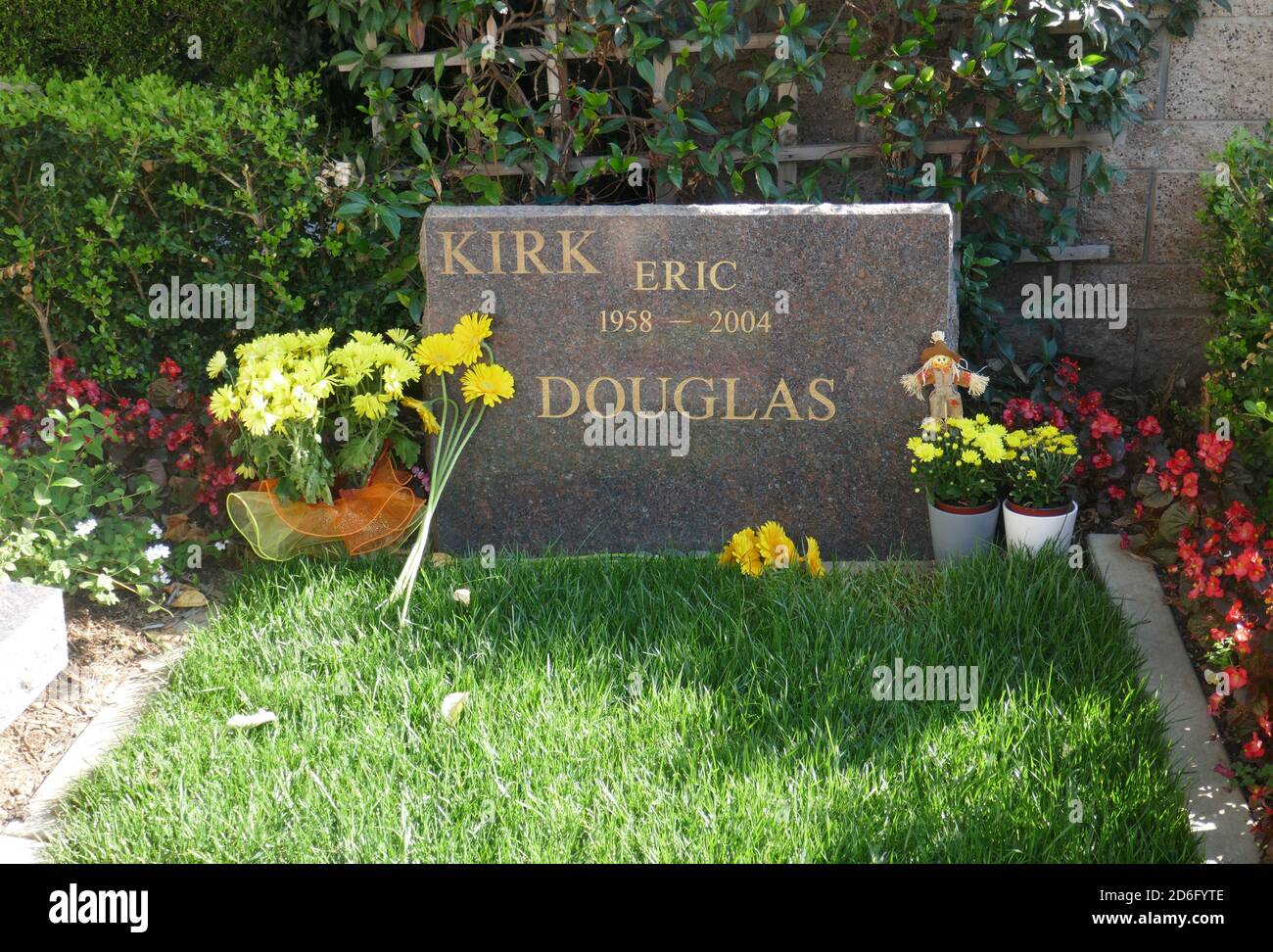 Barry White Grave Los Angeles California Usa 16th October 2020 A General View Of Atmosphere Of Actor Kirk Douglass Grave And His Son Actor Eric Douglass Grave At Pierce Brothers Westwood Village Memorial Park On October 16 2020 In Los Angeles California Usa Photo By Barry Kingalamy Stock Photo 2D6FYTE