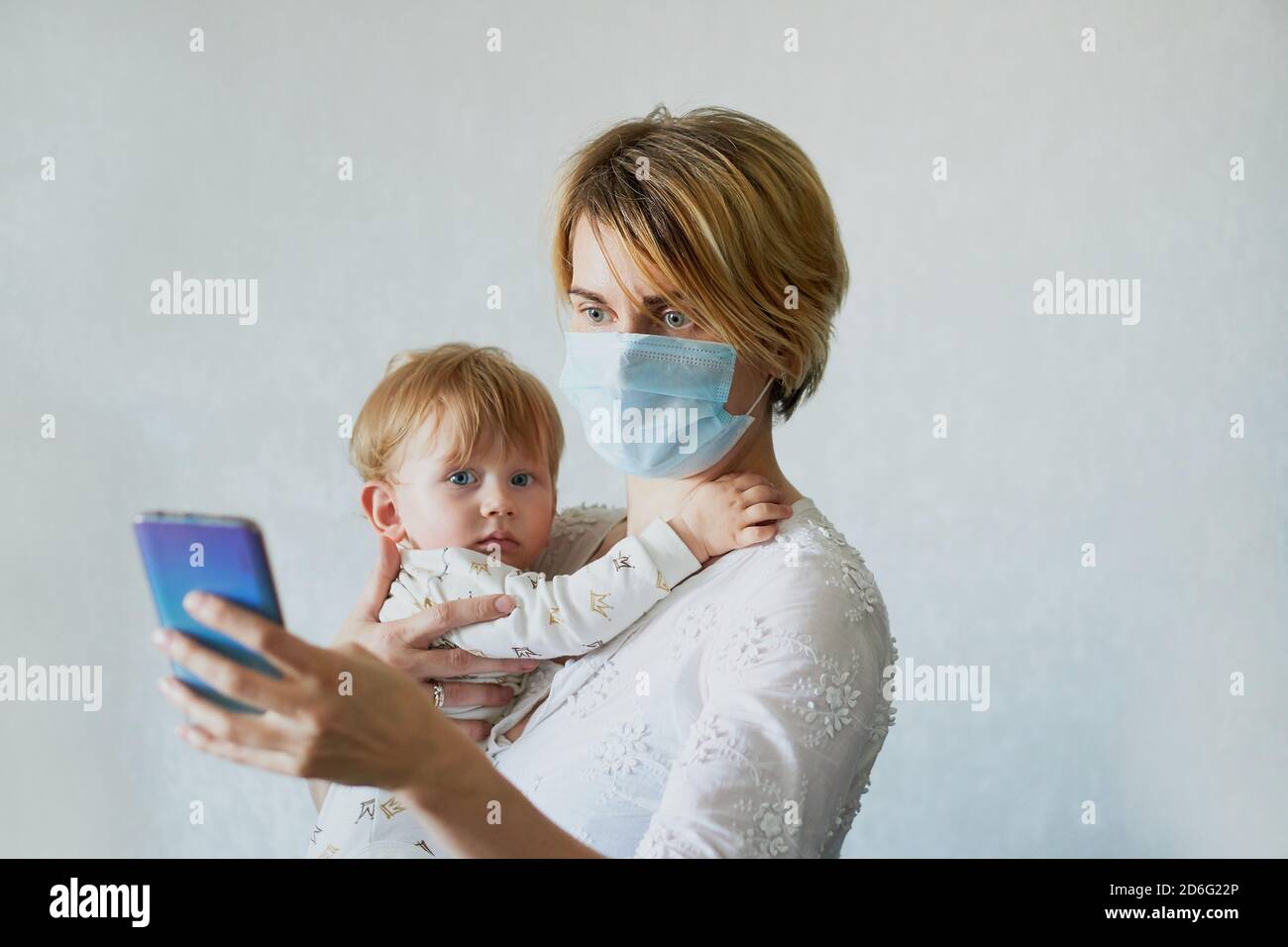 Матерей препятствуют общению. Мама в медицинской маске с ребенком. Мама маска. Мама с ребенком в маске мед. Маска мамы для детей.