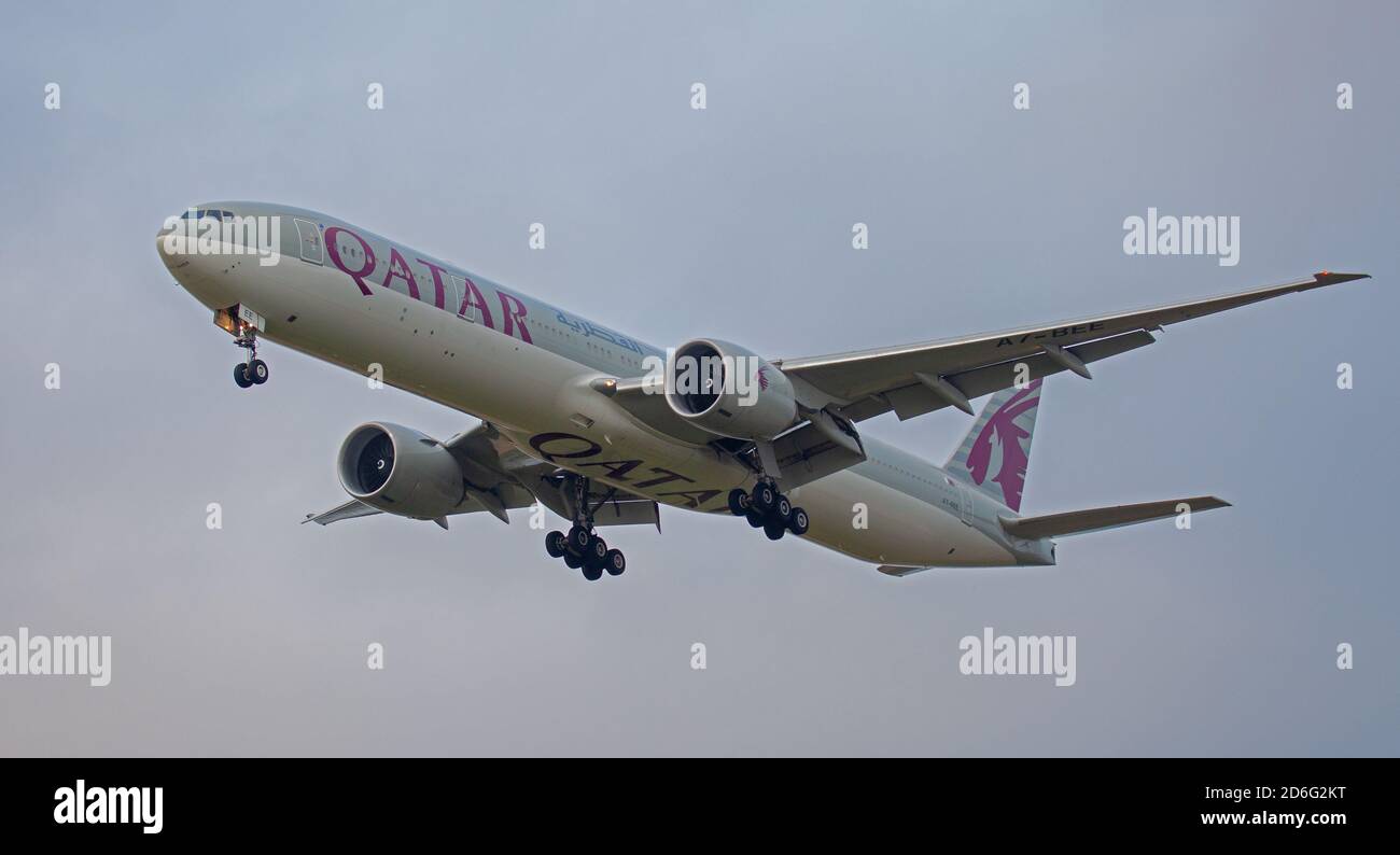 Qatar Airways Boeing 777 A7-BEE on final approach to London-Heathrow Airport LHR Stock Photo