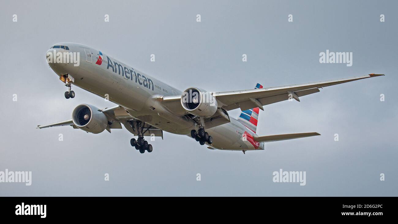 American Airlines Boeing 777 N724AN on final approach to London-Heathrow Airport LHR Stock Photo