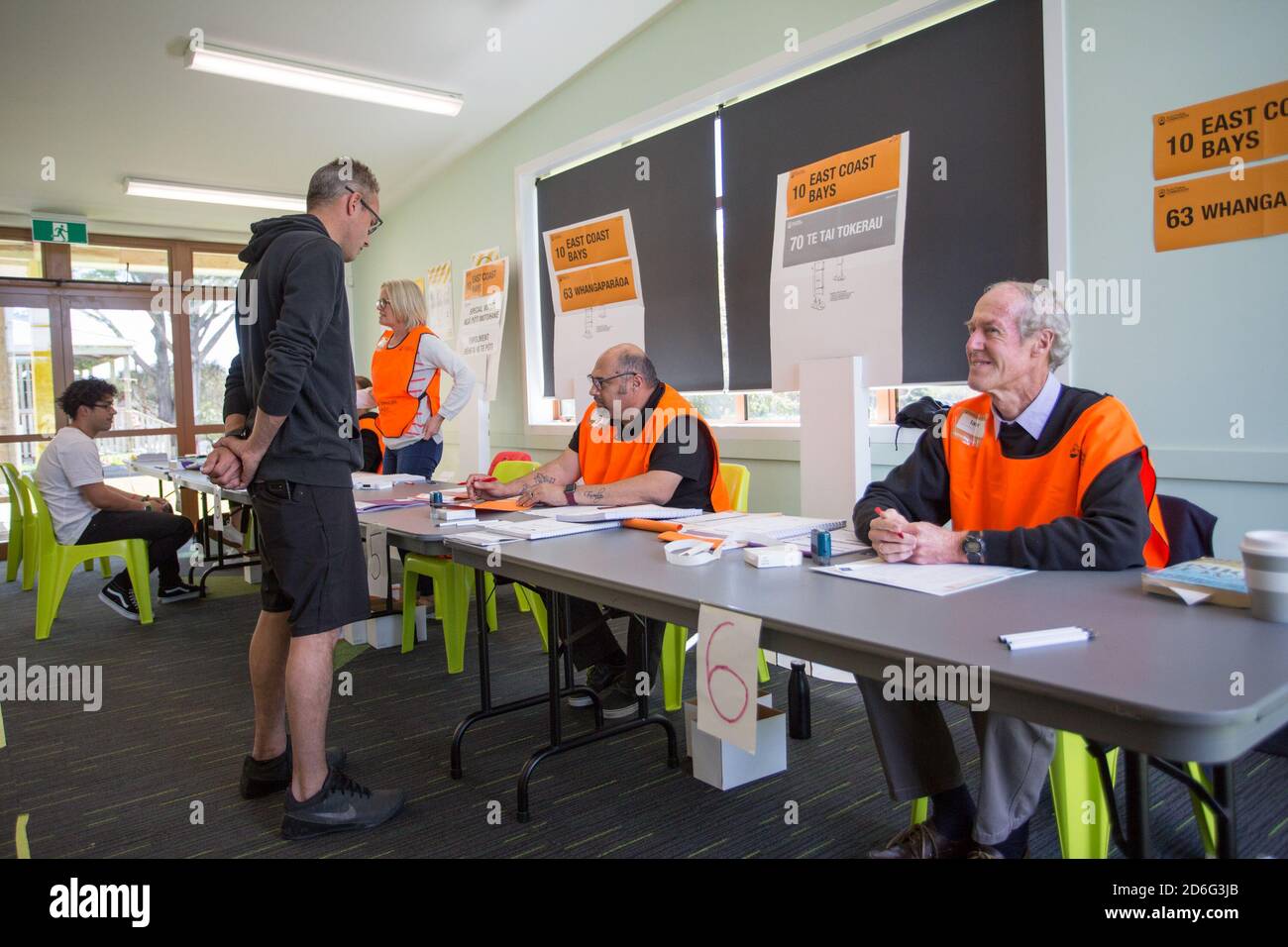 Auckland. 17th Oct, 2020. Local people wait to vote ballots at a voting station in Auckland, New Zealand on Oct. 17, 2020. Saturday is election day and the last chance to vote in the 2020 General Election and referendums, according to a statement of New Zealand's Electoral Commission. Credit: Wilson/Xinhua/Alamy Live News Stock Photo