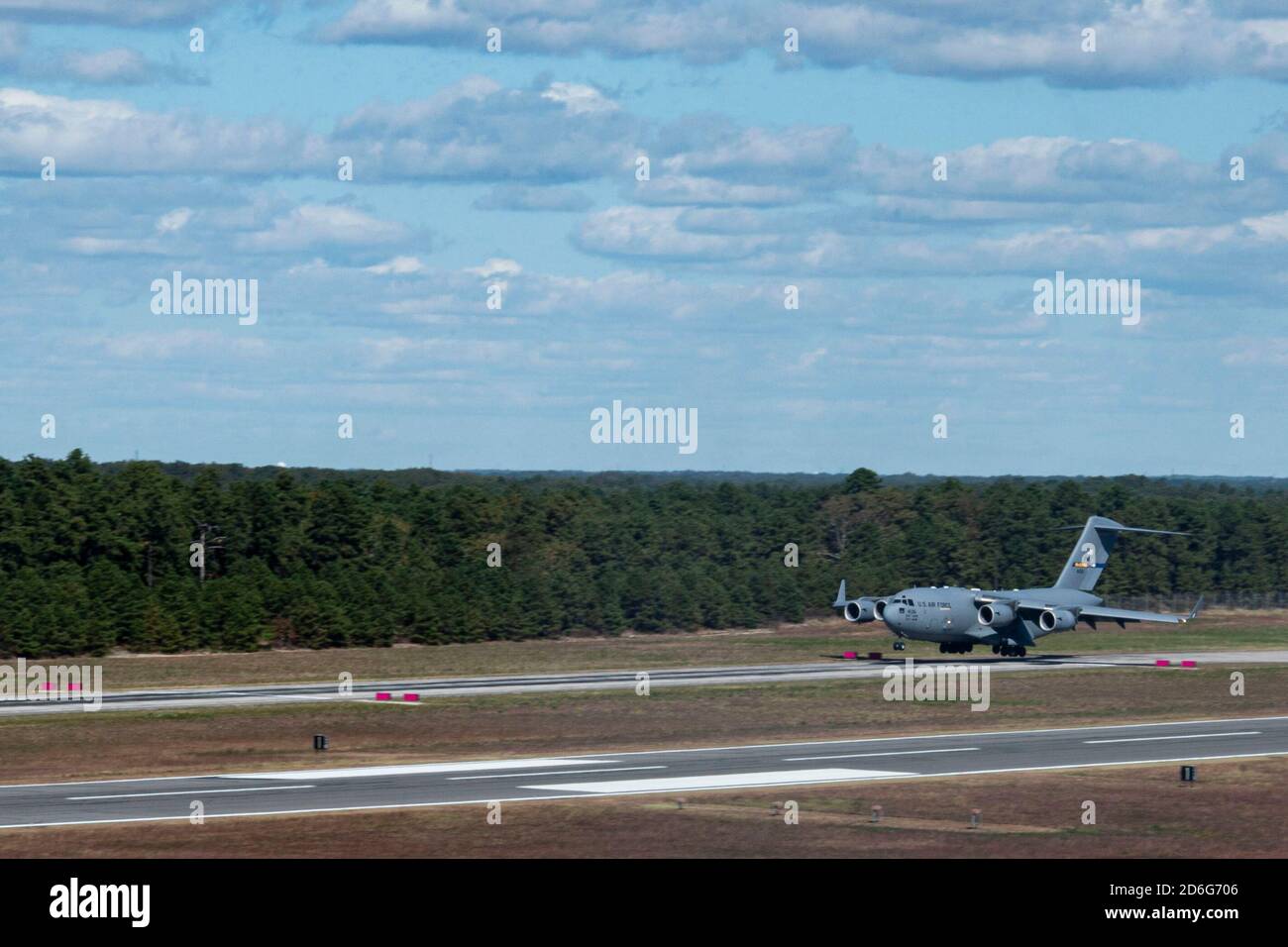 A C-17 Globemaster III lands at Joint Base McGuire-Dix-Lakehurst, N.J., Oct. 8, 2020. The Lakehurst assault landing zone is 3,500 ft. long and 90 ft. wide. It is used to replicate the experience of an assault landing and assesses pilots’ precise flying, planning and general knowledge of the strategic maneuver. (U.S. Air Force Airman 1st Class Azaria E. Foster) Stock Photo