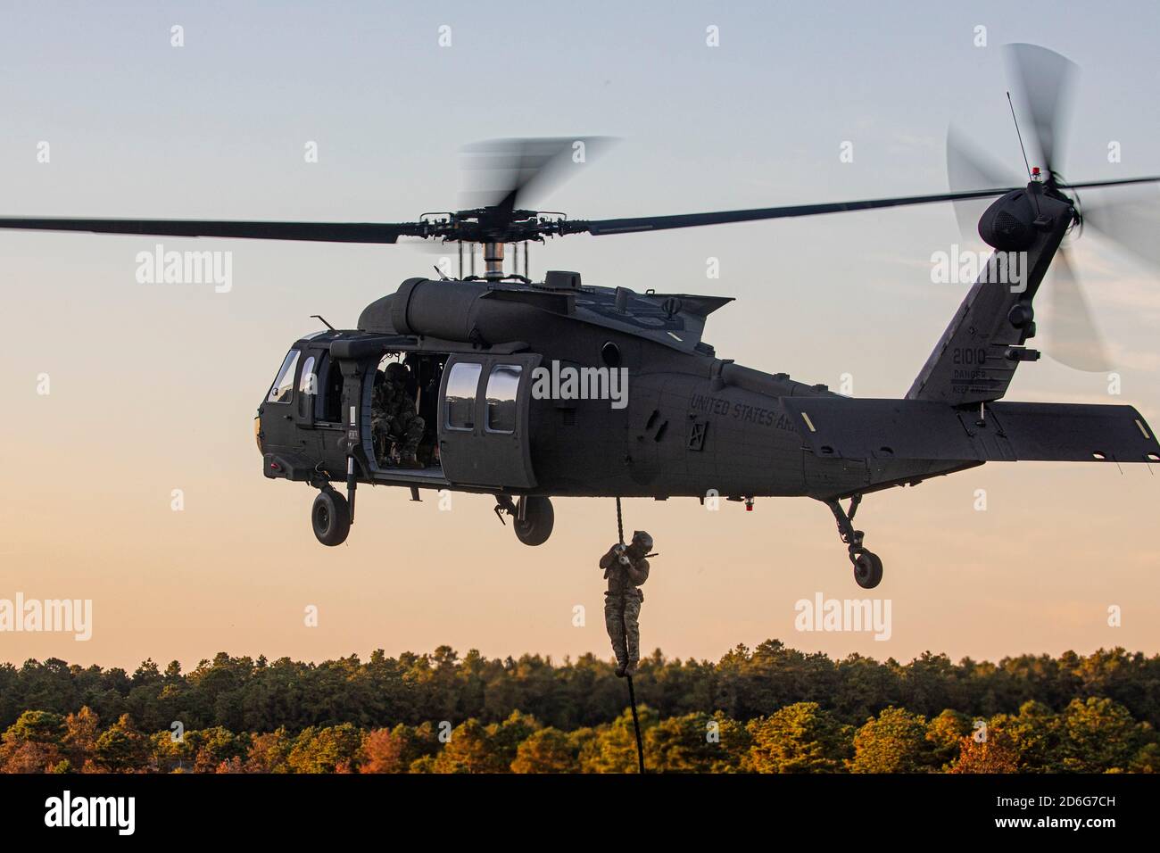 A U.S. Air Force Special Warfare Airman with the New Jersey Air National Guard’s 227th Air Support Operations Squadron fast ropes from a New Jersey Army National Guard UH-60M Black Hawk helicopter during training on Joint Base McGuire-Dix-Lakehurst, N.J., Oct. 14, 2020. (U.S. Air National Guard photo by Master Sgt. Matt Hecht) Stock Photo
