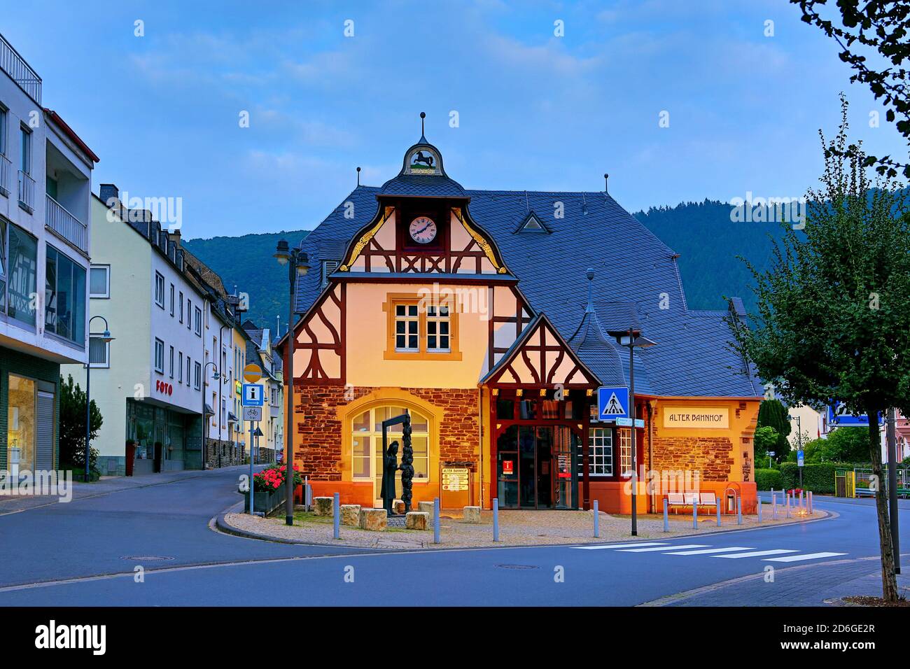 Rheinland-Pfalz,Mosel. Traben-Trarbach,  Ortsteil Traben, Alter Bahnhof und Touristinfo, Jugendstil. Stock Photo