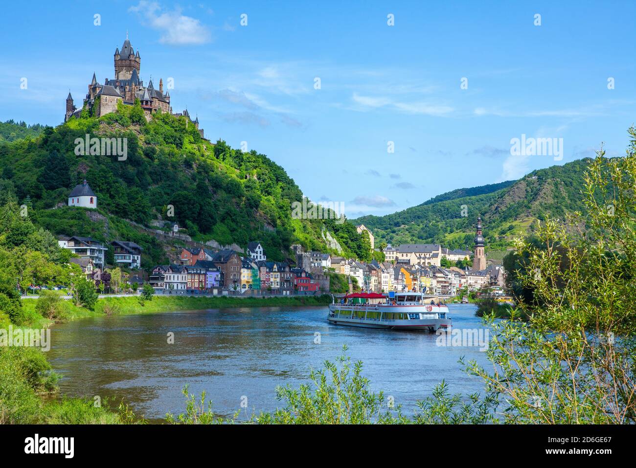 Deutschland, Rheinland-Pfalz, Cochem an der Mosel, Stadtpanorama mit Reichsburg. Stock Photo