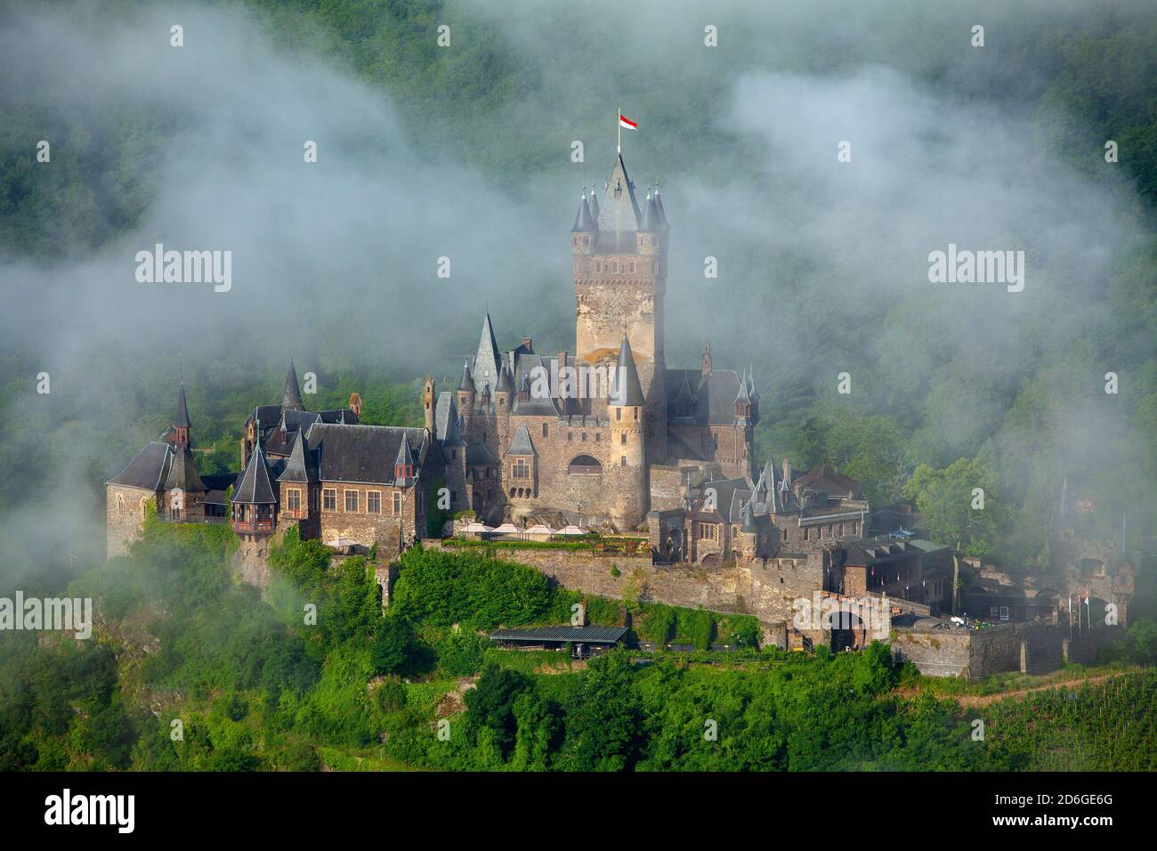 Deutschland, Rheinland-Pfalz, Cochem an der Mosel, Reichsburg im Nebel. Stock Photo
