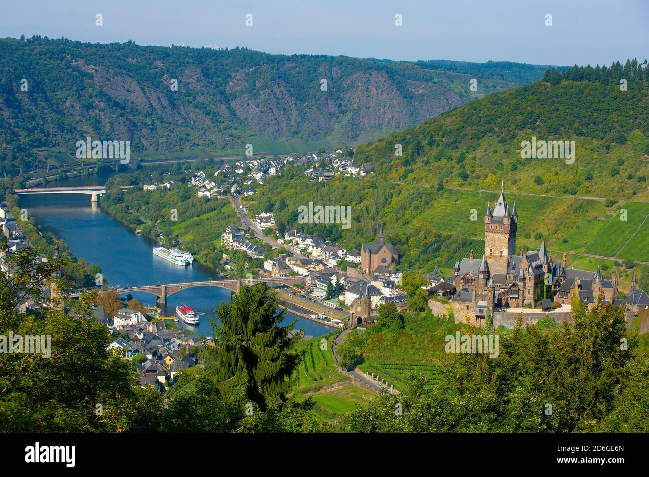 Deutschland, Rheinland-Pfalz, Mosel. Blick ueber die Reichsburg Cochem auf die Mosel und den Ortsteil Cochem Cond. Stock Photo