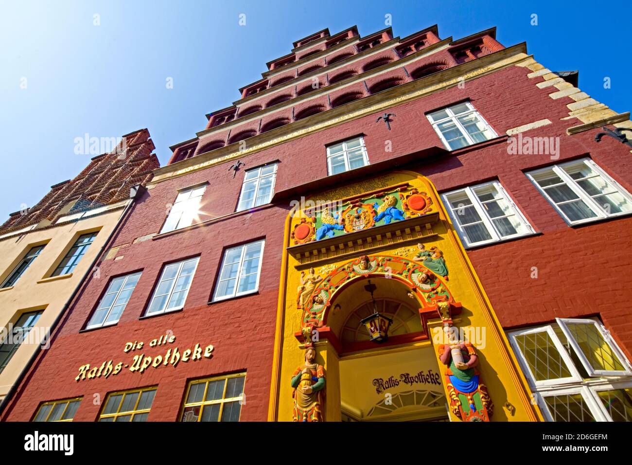 Deutschland, Niedersachen,Hansestadt Lüneburg. Alte Ratsapotheke mit Renaissanceportal in der Kleinen Bäckerstrasse Stock Photo