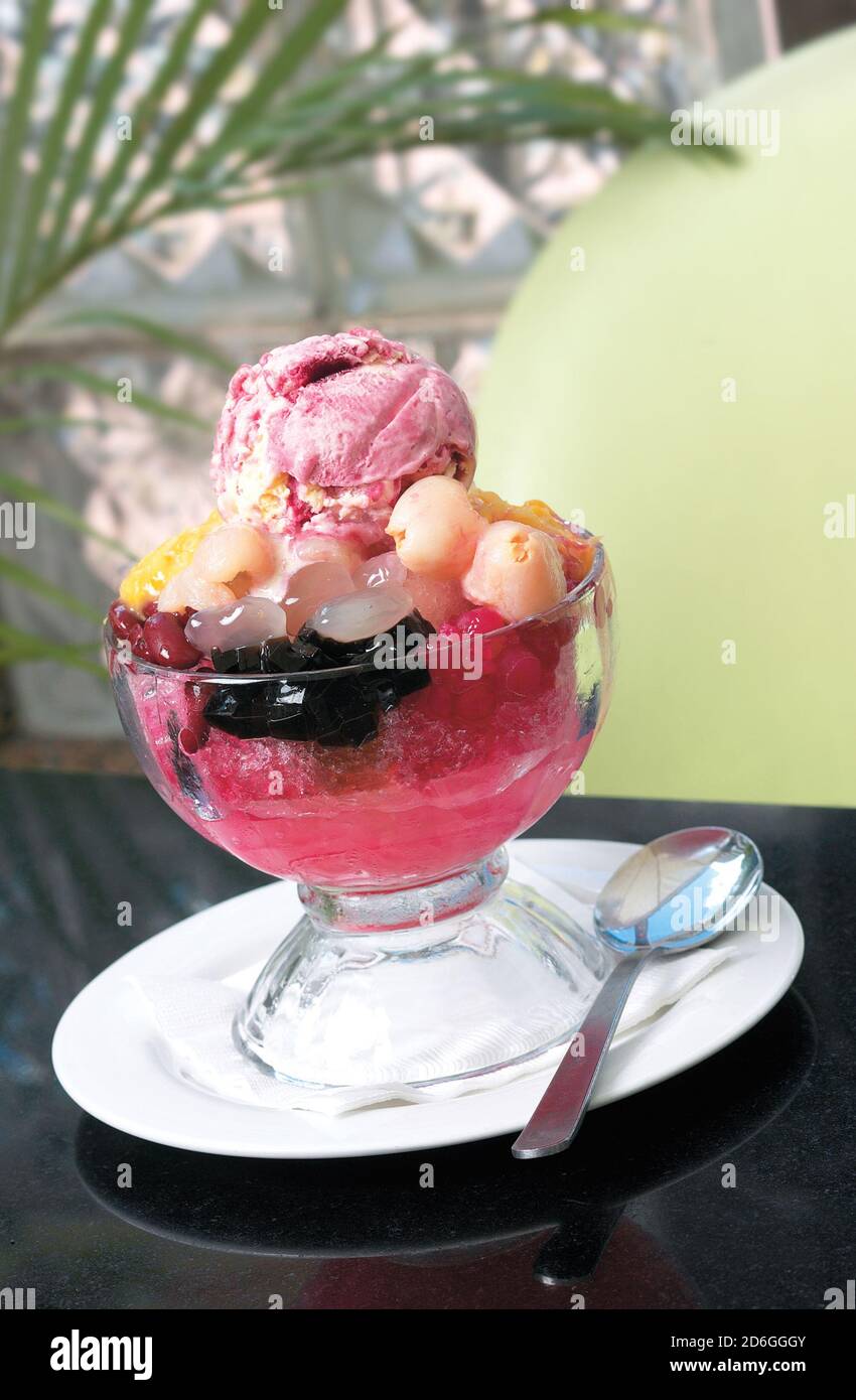 Ice kacang, Asian dessert of shaved ice with ice cream Stock Photo