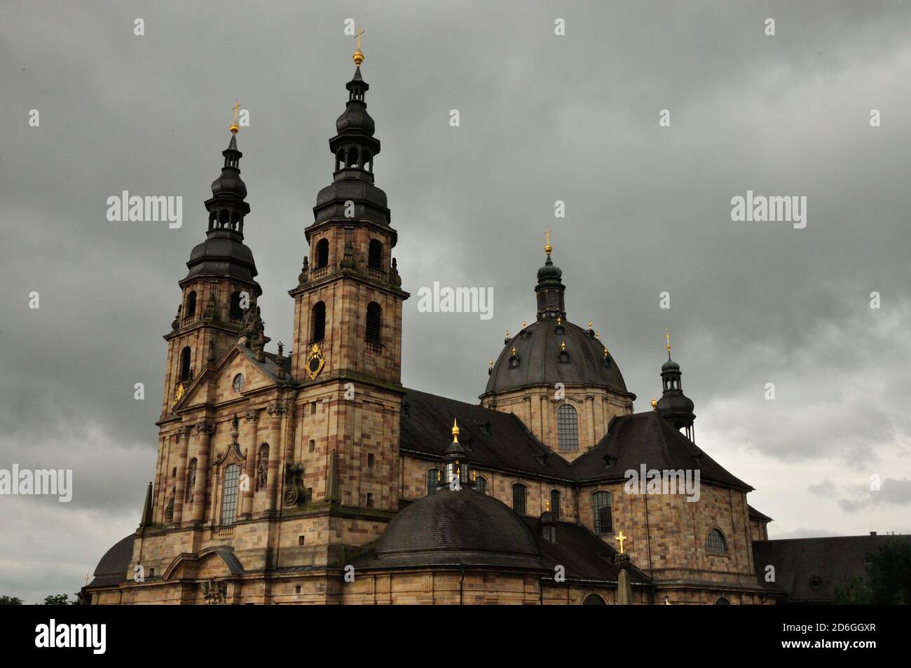 Der barocke Dom zu Fulda ist ein beeindruckendes Zeugnis religiöser Baukunst im Fuldaer Barockviertel. - The baroque cathedral in Fulda is an impressi Stock Photo